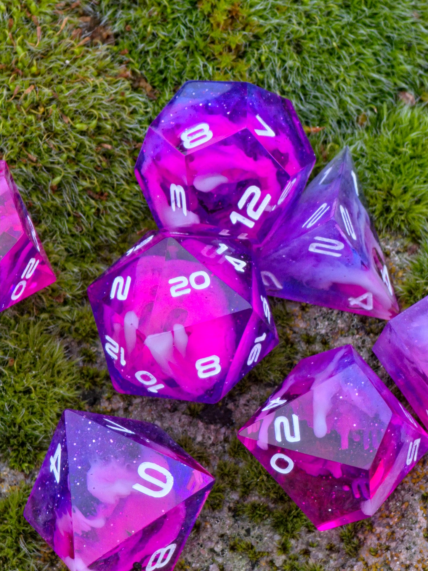 „Starflare Cloud Galaxy“ DnD Würfelset – pink-violette Resinwürfel mit Galaxy- und Cloud-Nebula-Effekt.  
“Starflare Cloud Galaxy” DnD dice set – pink-violet resin dice with galaxy and cloud nebula effect.