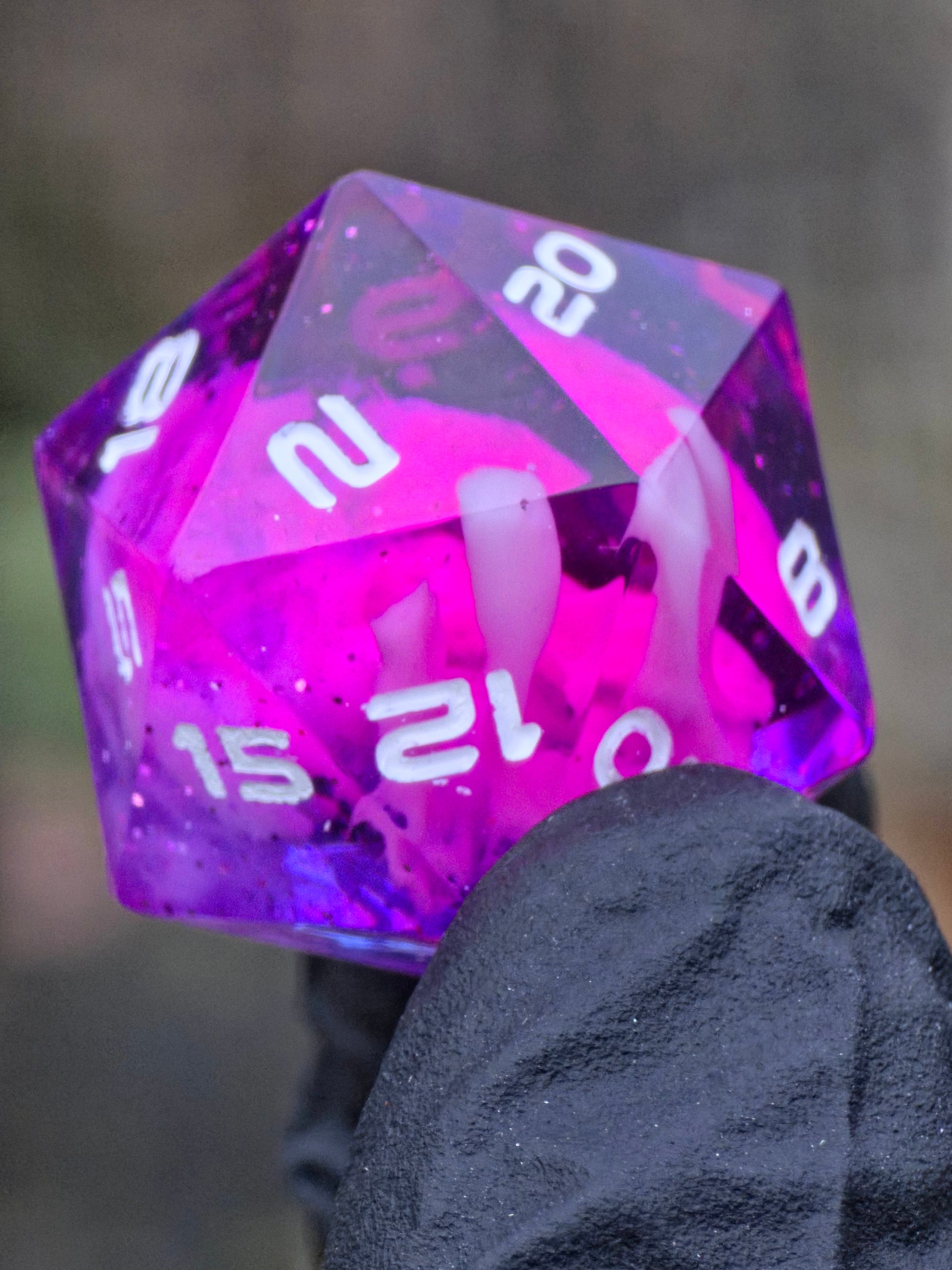 „Starflare Cloud Galaxy“ im natürlichen Licht – leuchtende Pink- und Violetttöne mit Galaxy-Effekt.  
“Starflare Cloud Galaxy” in natural light – glowing pink and violet tones with galaxy effect.