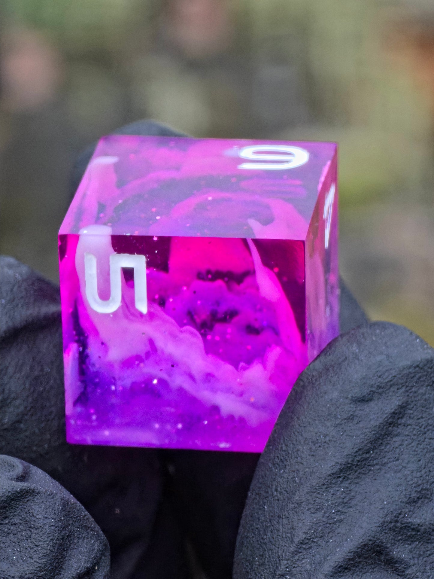 „Starflare Cloud Galaxy“ Würfelset aus der Vogelperspektive – klare Formen, Galaxy-Schimmer, Nebelstruktur.  
“Starflare Cloud Galaxy” dice set top view – sharp facets, galaxy shimmer, nebula texture.