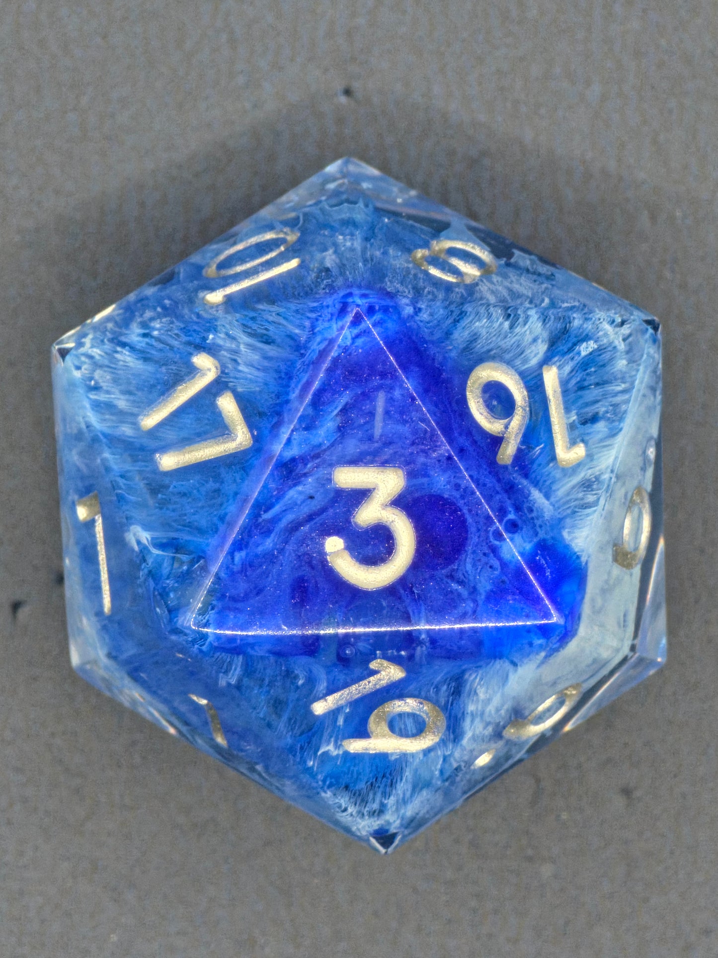 Makroaufnahme des „Stormsealed Core“ – kristalline Tiefenstruktur, frostige Wirbel im Inneren.  
Macro shot of the “Stormsealed Core” – crystalline depth texture, frosty inner swirls.