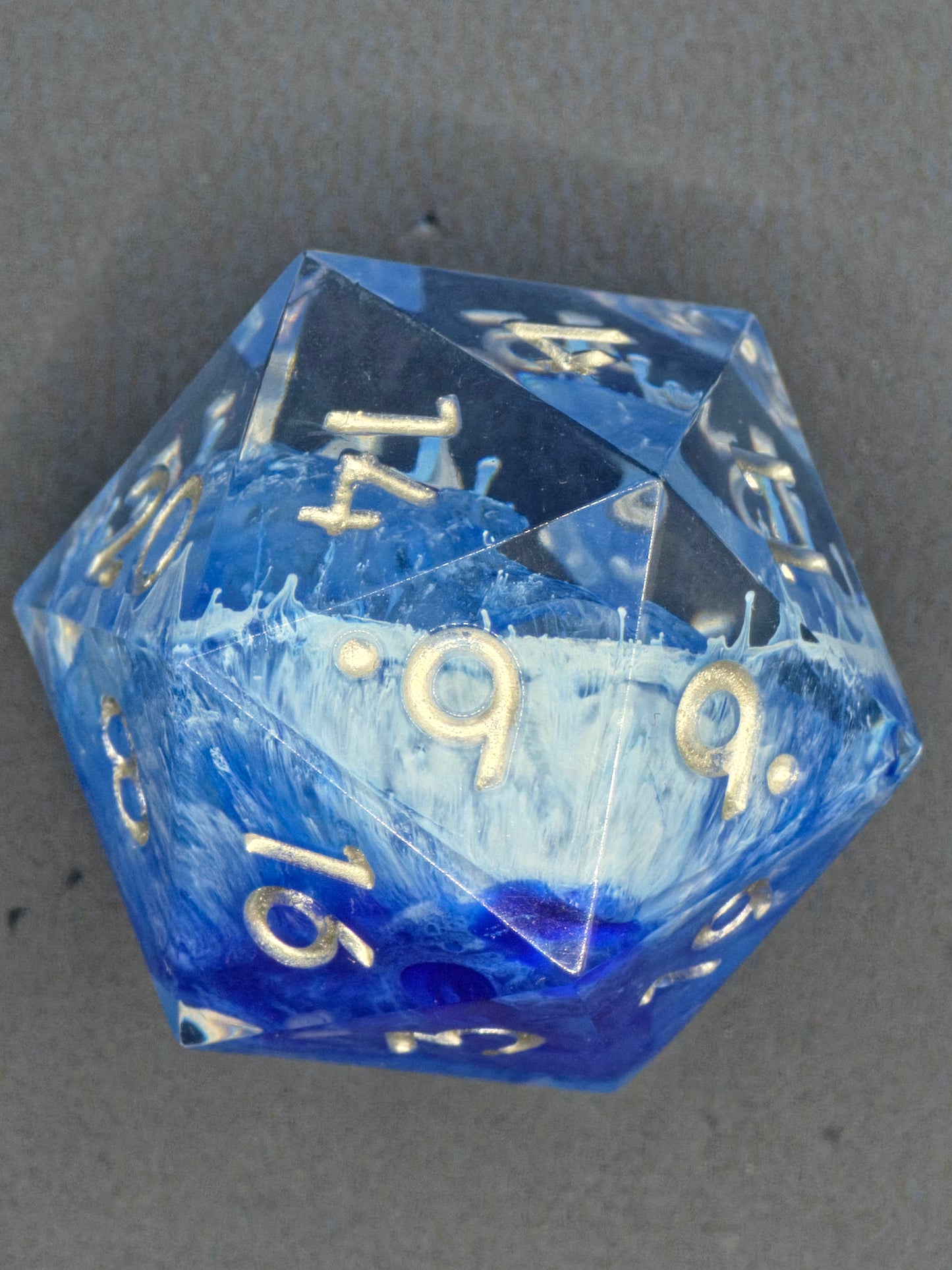 Studioaufnahme des „Stormsealed Core“ – detaillierte Facetten, eisige weiße Linien und Blizzard-Effekt.  
Studio shot of the “Stormsealed Core” – detailed facets, icy white streaks and blizzard effect.