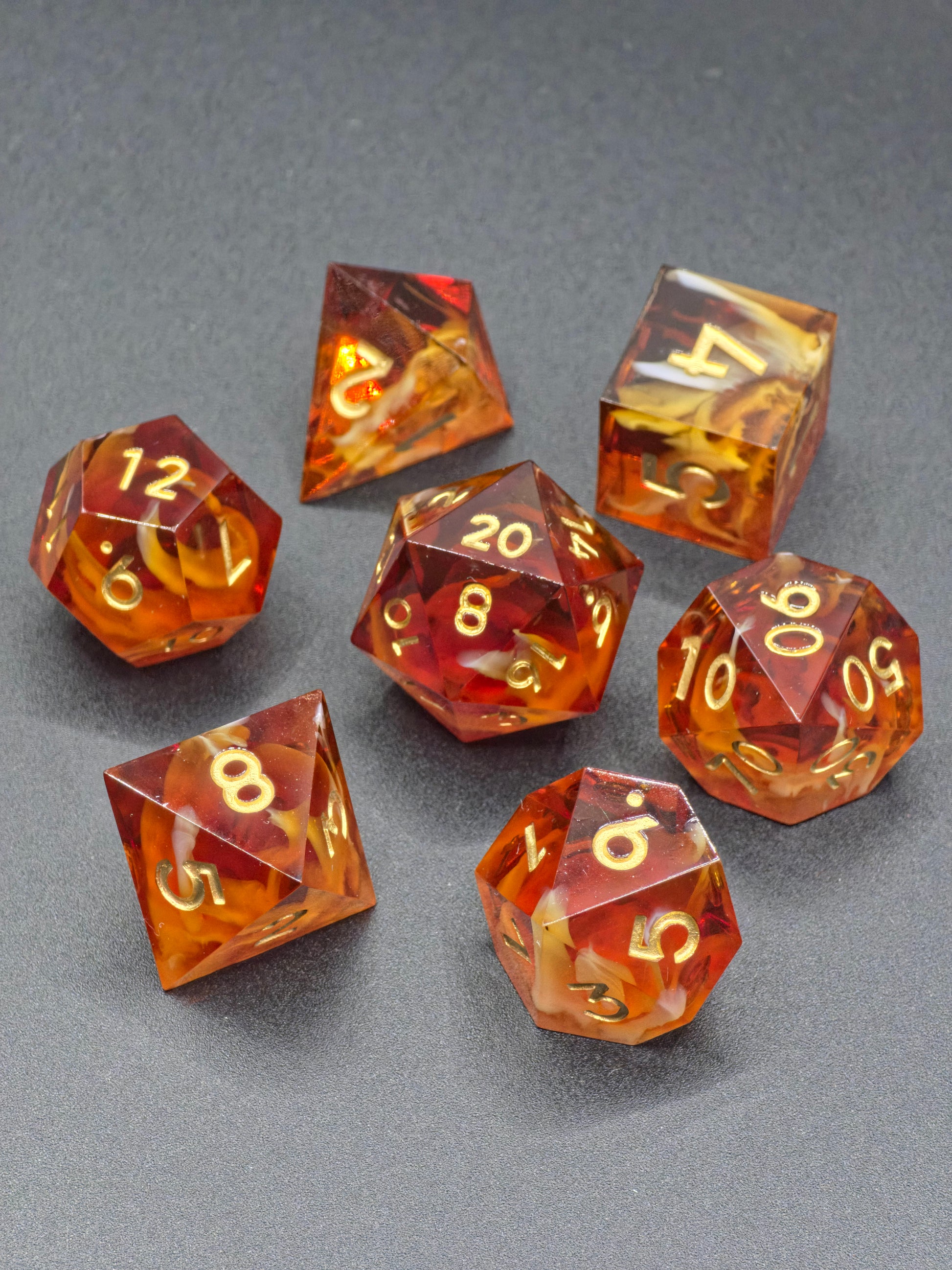 Detailaufnahme des „Toffee Swirl Nebula“ – cremiger Cloud-Swirl im transparenten Karamellharz.  
Detail shot of the “Toffee Swirl Nebula” – creamy cloud swirl inside transparent caramel resin.