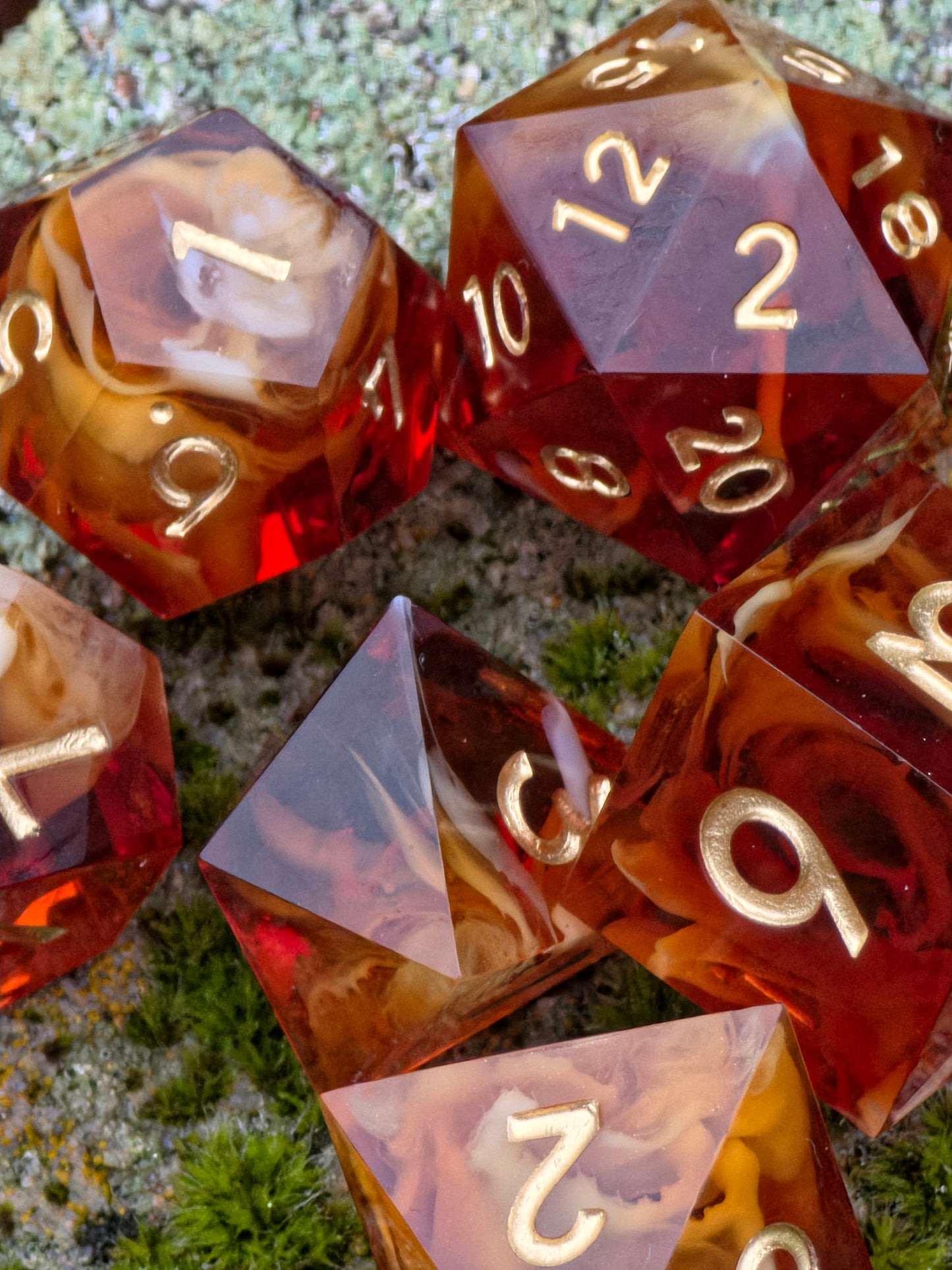 Toffee Swirl Nebula“ DnD Würfelset – warmes Karamell-Toffee Harz mit goldenem Cloud-Effekt.  
“Toffee Swirl Nebula” DnD dice set – warm caramel-toffee resin with golden cloud effect.