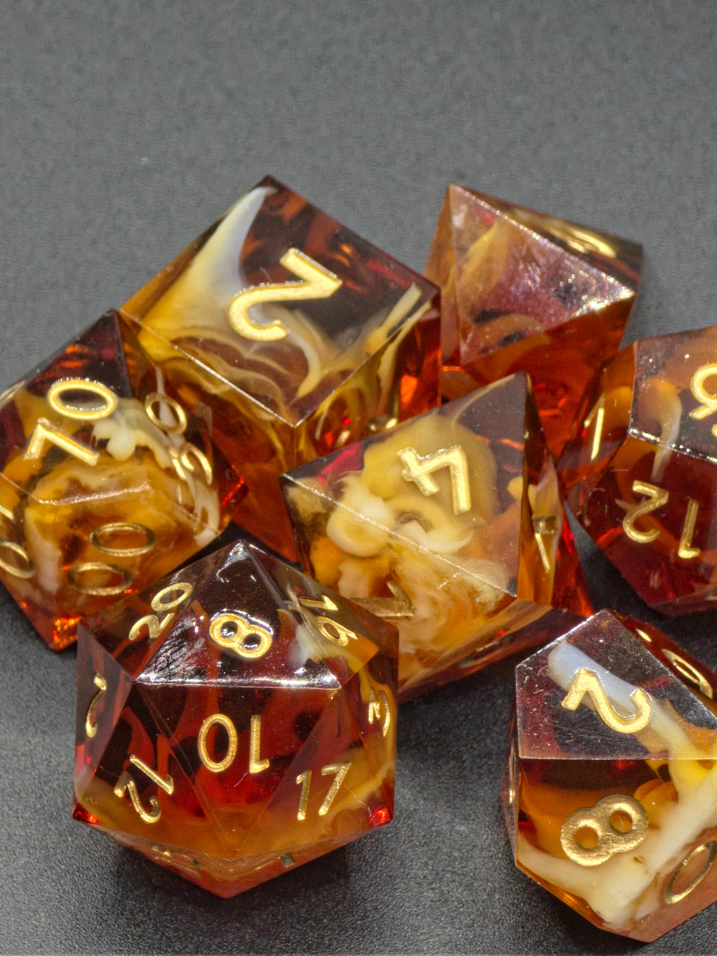 Polyedrisches Würfelset „Toffee Swirl Nebula“ – Handgemachte Resinwürfel karamell-toffee mit Cream Cloud Effekt | DnD Dice Set TTRPG