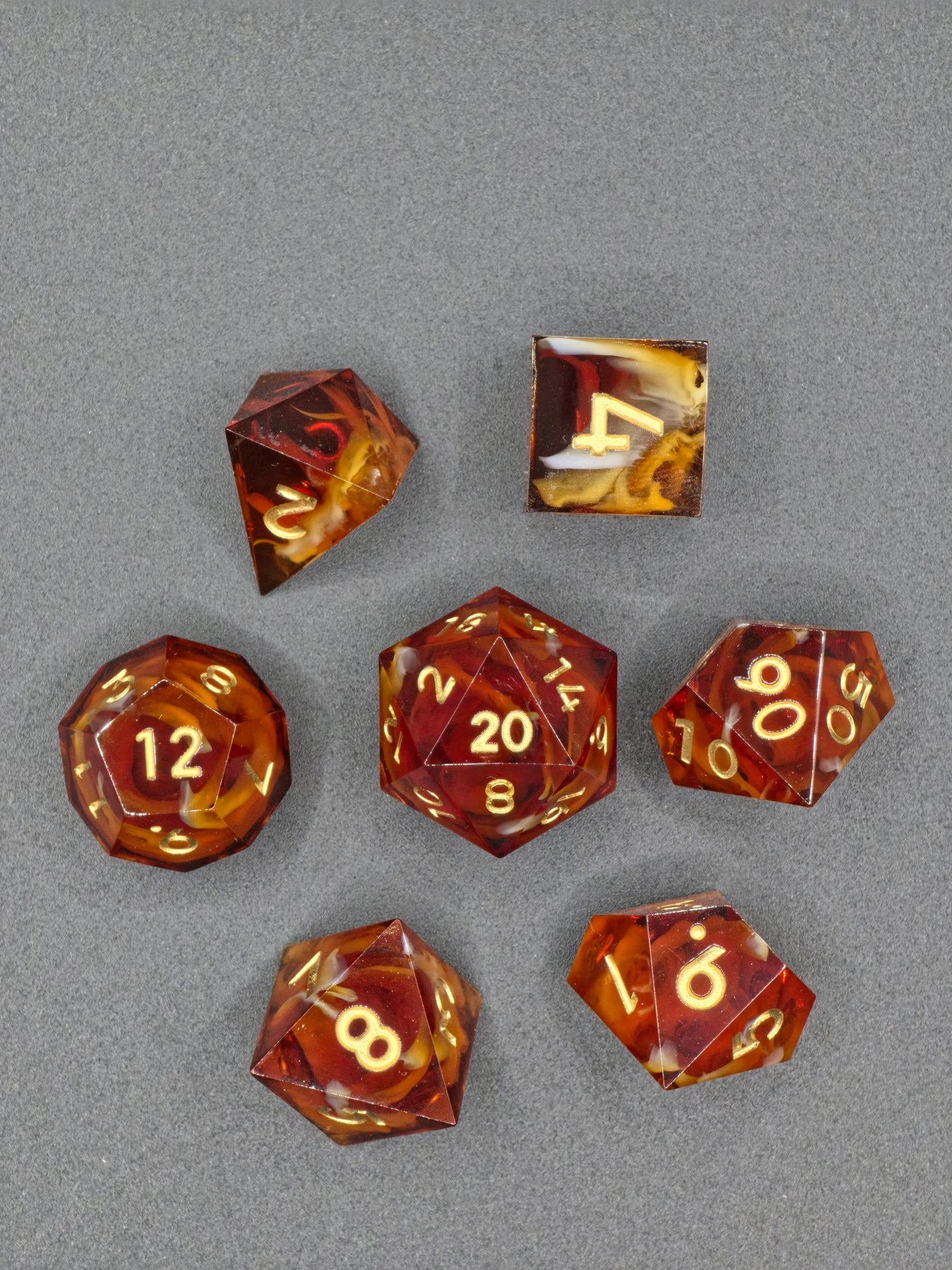 „Toffee Swirl Nebula“ – handgefertigte Resinwürfel in warmem Toffee-Orange mit cremigem Nebeleffekt.  
“Toffee Swirl Nebula” – handmade resin dice in warm toffee orange with soft cloud effect.