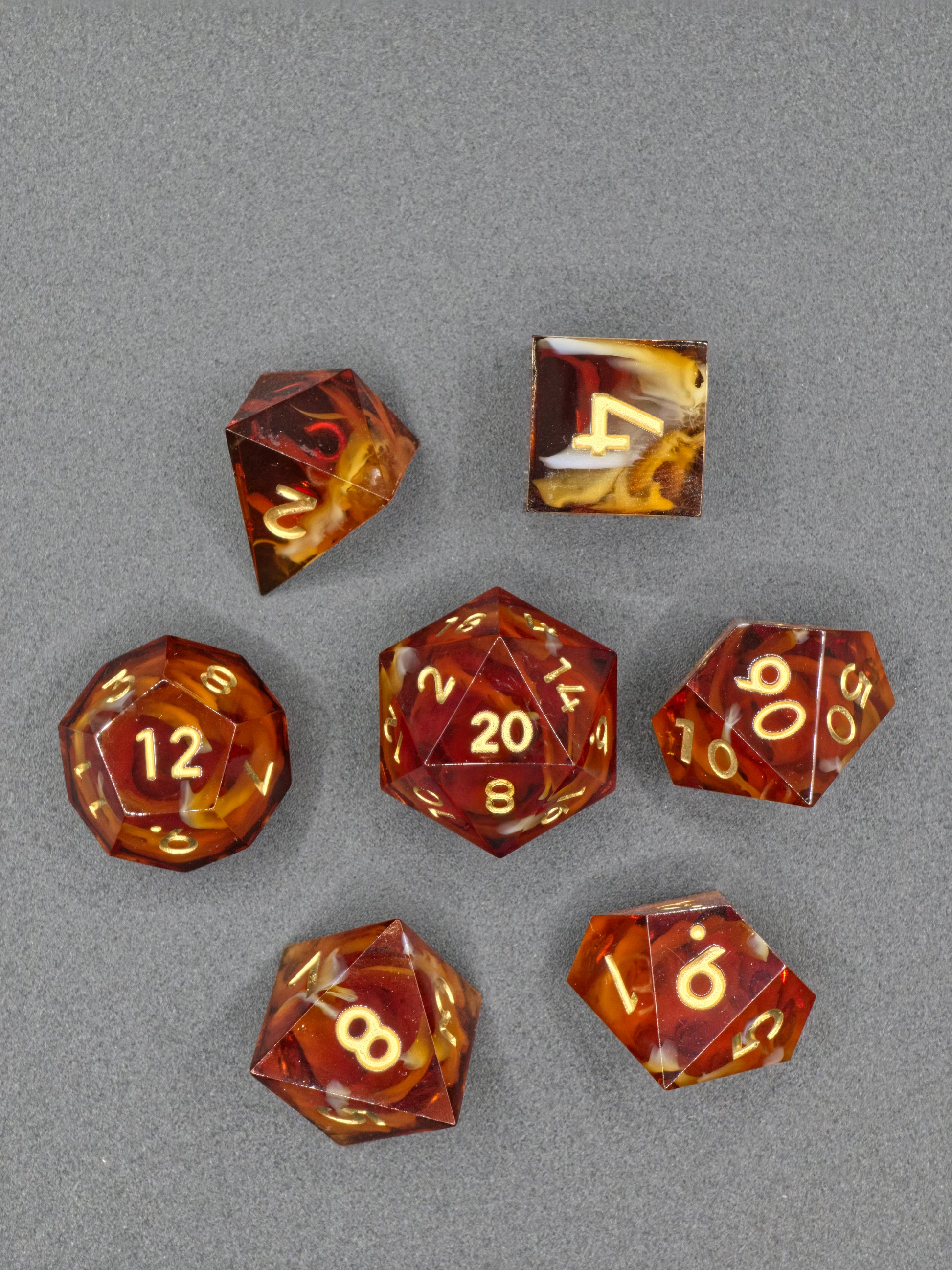 „Toffee Swirl Nebula“ – handgefertigte Resinwürfel in warmem Toffee-Orange mit cremigem Nebeleffekt.  
“Toffee Swirl Nebula” – handmade resin dice in warm toffee orange with soft cloud effect.