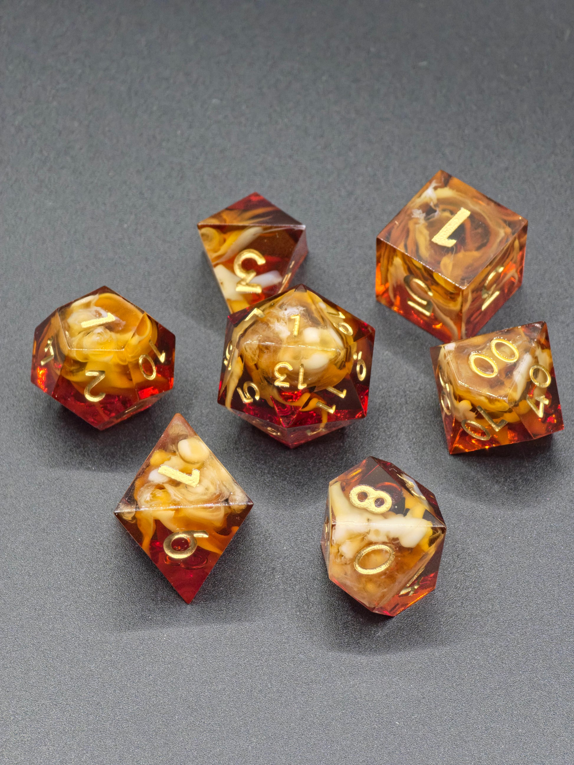 Studioaufnahme des „Toffee Swirl Nebula“ Würfelsets – klare Kanten, goldene Ziffern, warmer Toffee-Ton.  
Studio shot of the “Toffee Swirl Nebula” dice set – sharp edges, gold numbers, warm toffee tone.