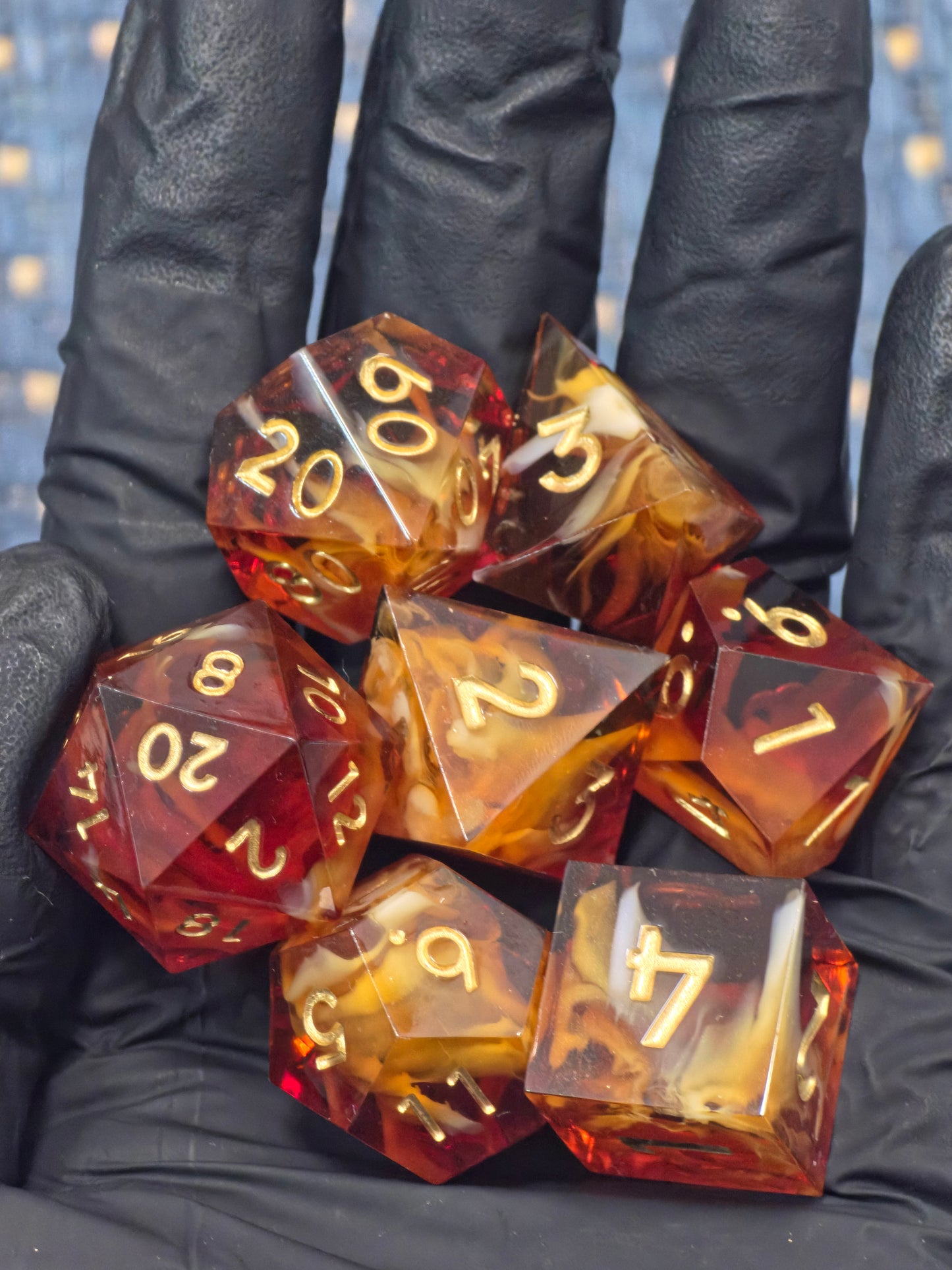 „Toffee Swirl Nebula“ Würfelset aus der Vogelperspektive – goldene Ziffern, karamellfarbene Tiefe.  
“Toffee Swirl Nebula” dice set top view – gold numbers and rich caramel tones.