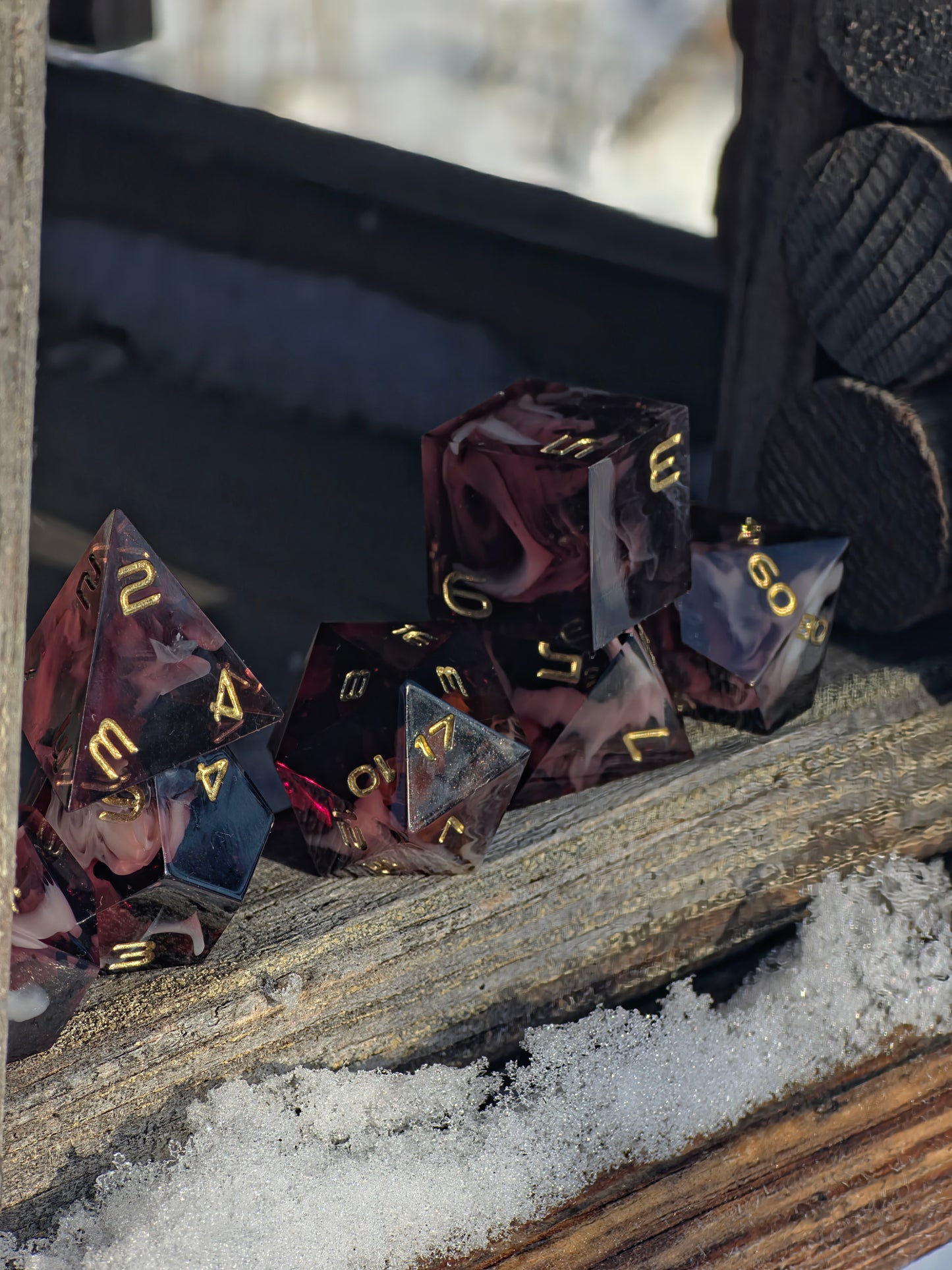 Übersicht des Velvet Espresso 7-teiligen polyedrischen Würfelsets für DnD und TTRPG.  
Overview of the Velvet Espresso 7-piece polyhedral dice set for DnD and TTRPG.