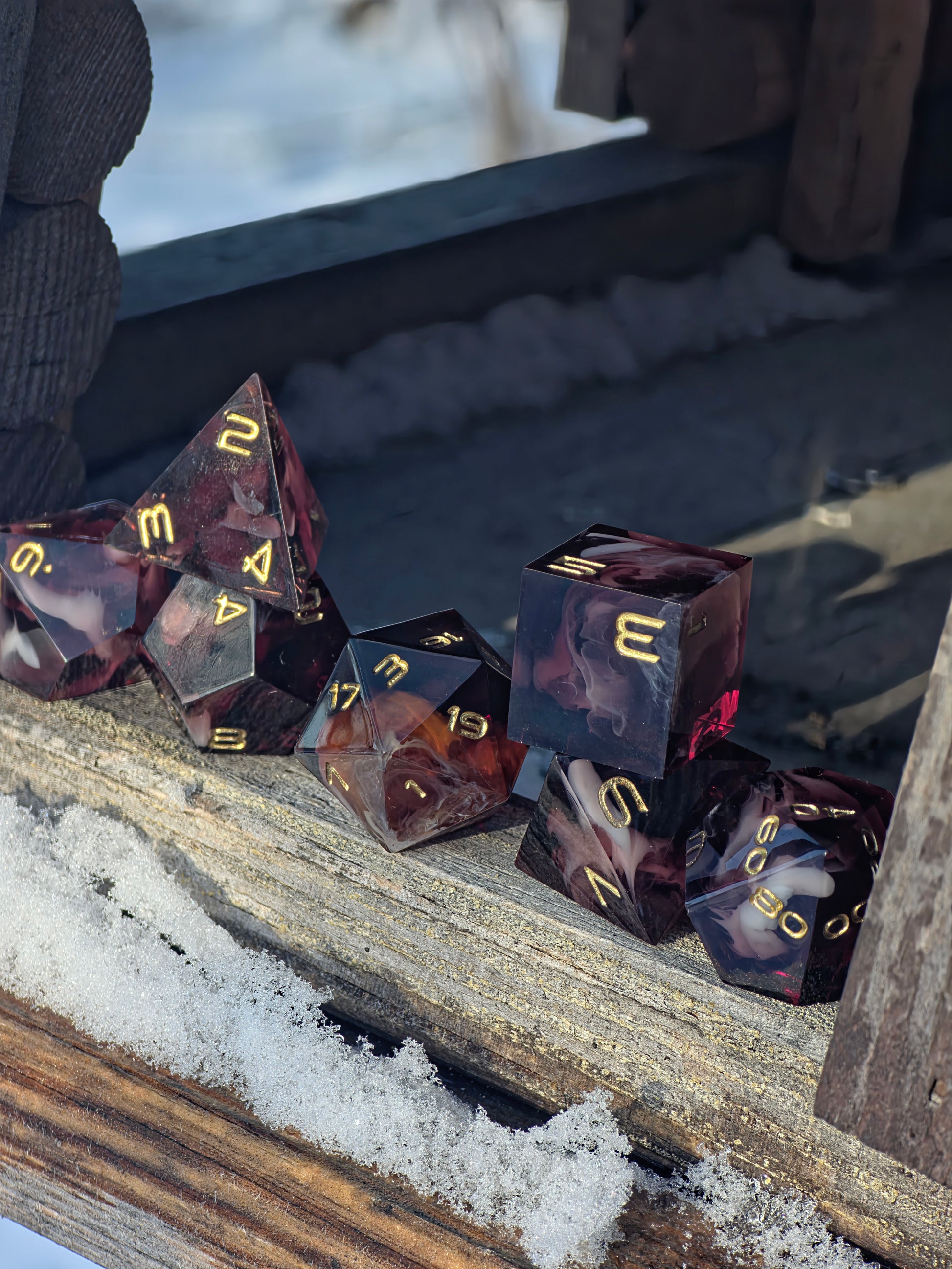 Detailansicht des Cloud-Effekts im Velvet Espresso Würfelset mit sanften Übergängen aus Kaffee und Creme.  
Close-up view of the cloud effect in the Velvet Espresso dice set with soft coffee and cream transitions.