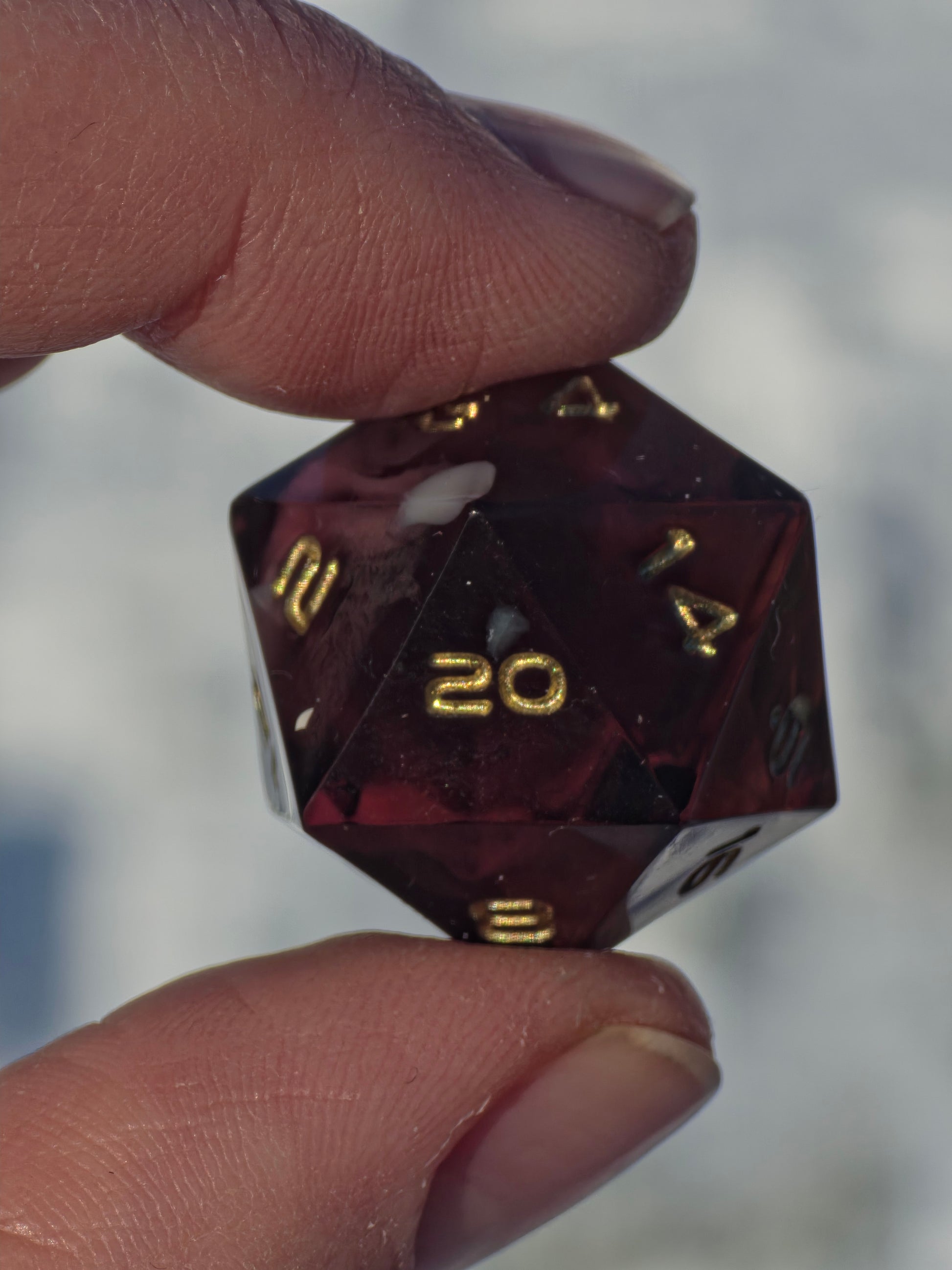 Detailaufnahme der Zahlen und Oberfläche des Velvet Espresso Resin Würfelsets.  
Close-up of the numbers and surface of the Velvet Espresso resin dice set.