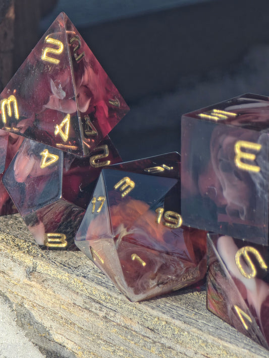 Velvet Espresso handgemachtes Resin Würfelset in warmen Kaffee- und Cremefarben mit weichem Cloud-Effekt, 7-teilig.  
Velvet Espresso handmade resin dice set in warm coffee and cream tones with a soft cloud effect, 7-piece set.