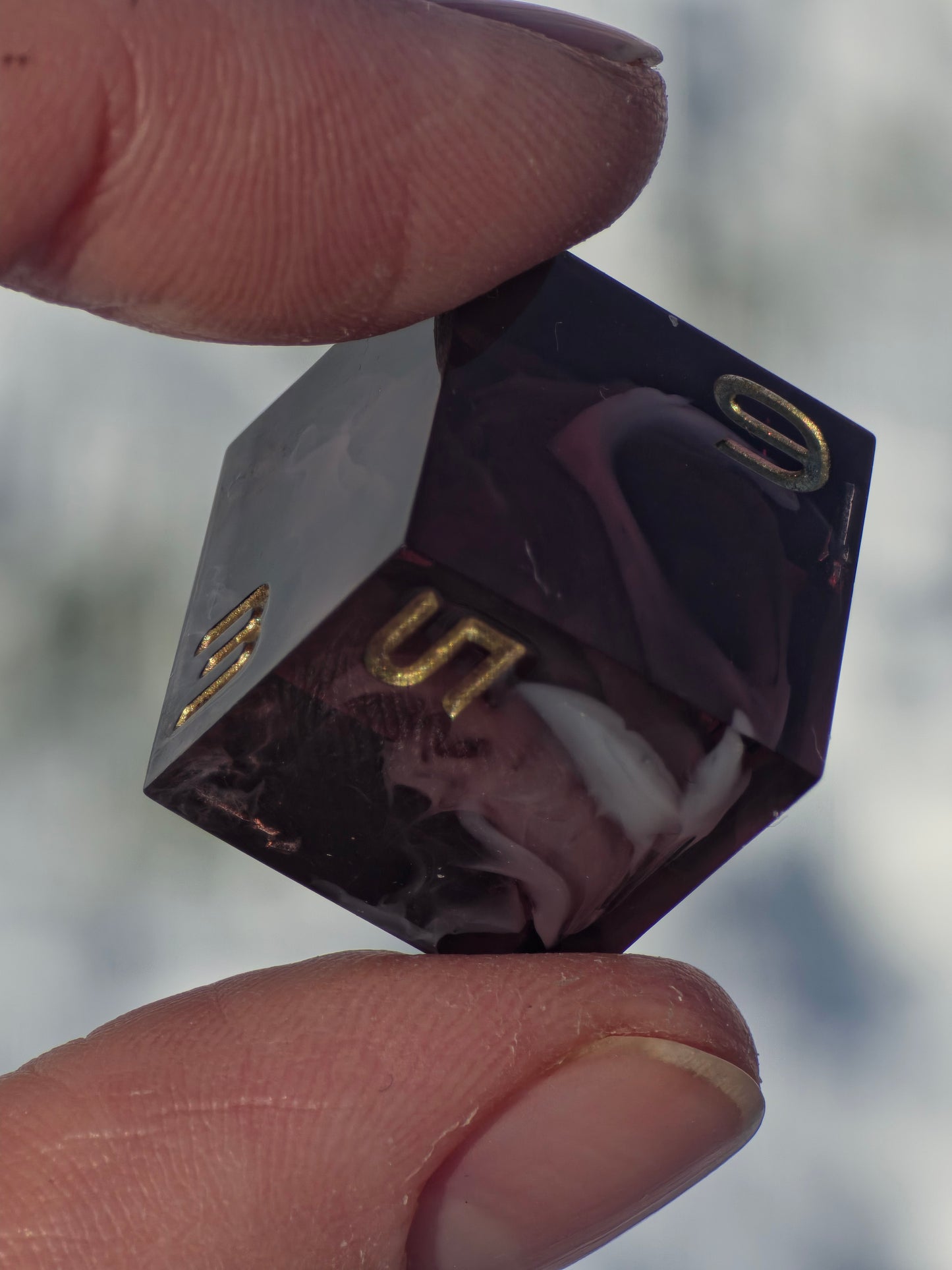 Velvet Espresso Würfelset in Bewegung zur Darstellung von Tiefe, Farbe und Lichtspiel.  
Velvet Espresso dice set in motion showing depth, color, and light interaction.