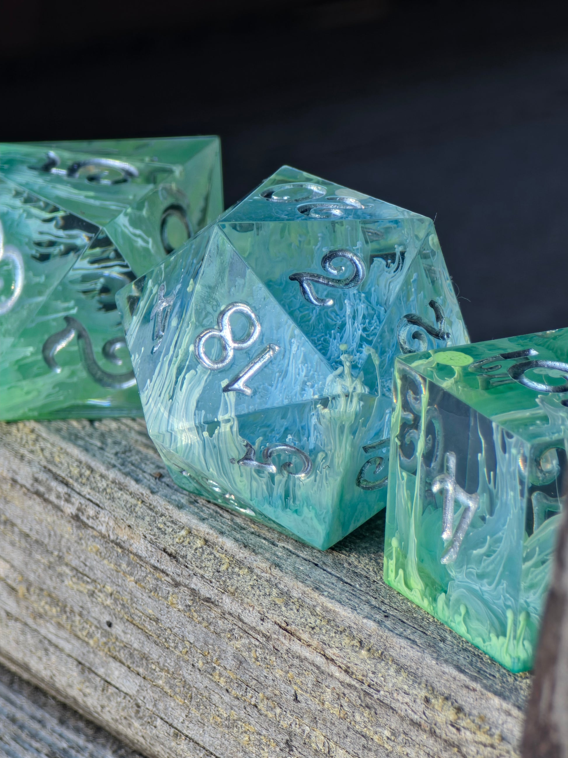 Handgemachtes Petri Dice Set Verdant Convergence in Grün mit Nebel- und Alchemieeffekt, polyedrisches DnD Würfelset.  
Handmade petri dice set Verdant Convergence in green with mist and alchemy effect, polyhedral DnD dice set.