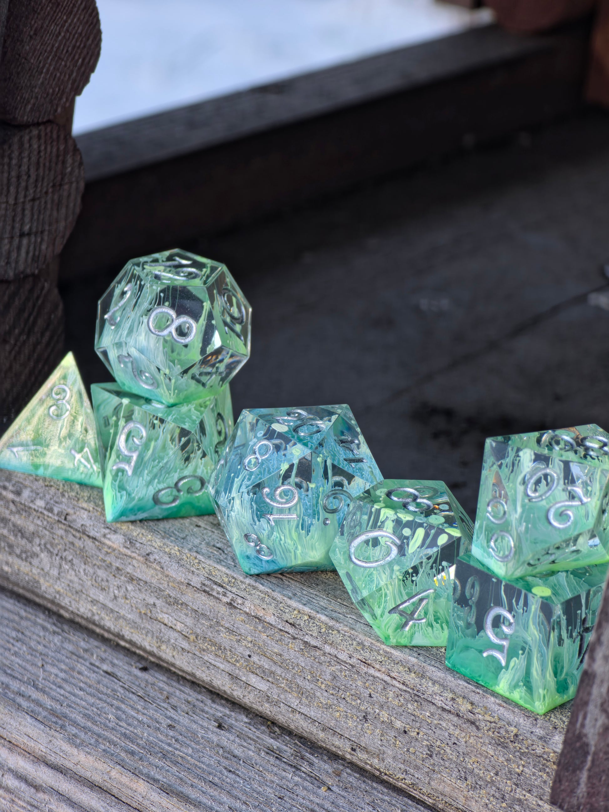 Würfelset Verdant Convergence in Bewegung zur Darstellung von Tiefe, Petri-Fluss und Transparenz.  
Verdant Convergence dice set in motion showing depth, petri flow, and transparency.