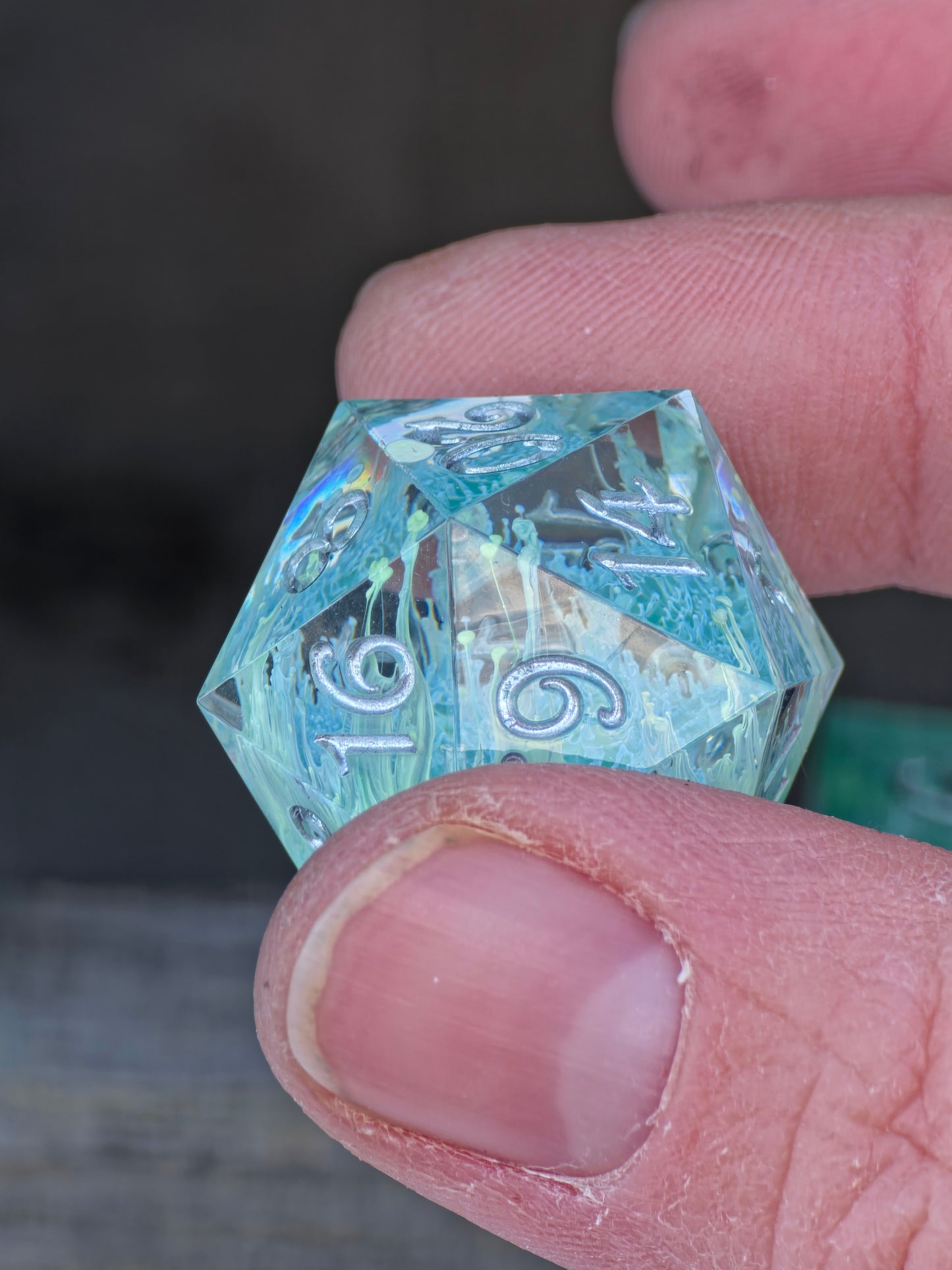 Grüne Petri-Strukturen mit nebelartigem Alchemieeffekt im Würfelset Verdant Convergence.  
Green petri structures with mist-like alchemy effect in the Verdant Convergence dice set.