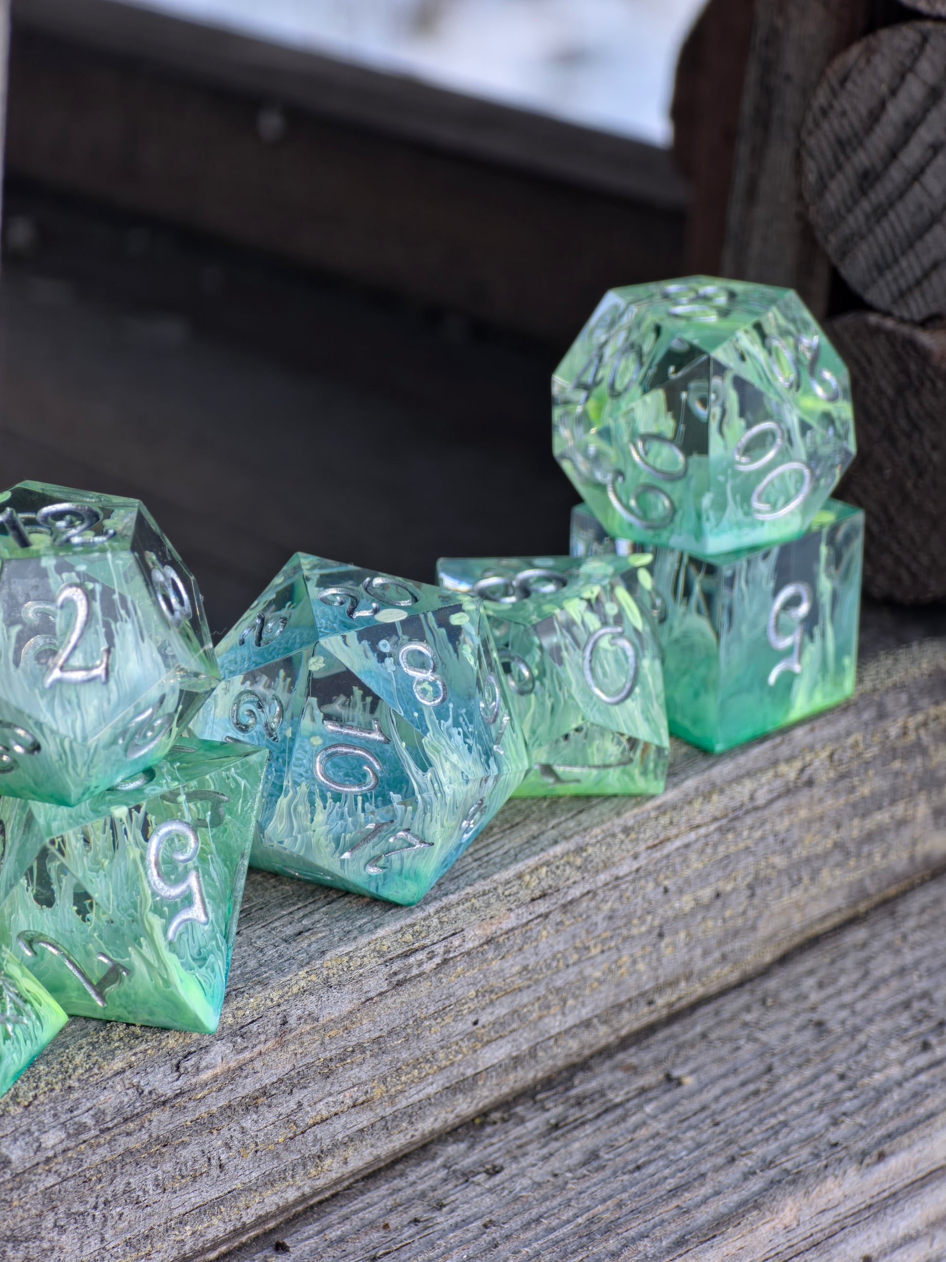 Detailaufnahme der Zahlen und der klaren Resinstruktur des Würfelsets Verdant Convergence.  
Close-up of the numbers and clear resin structure of the Verdant Convergence dice set.