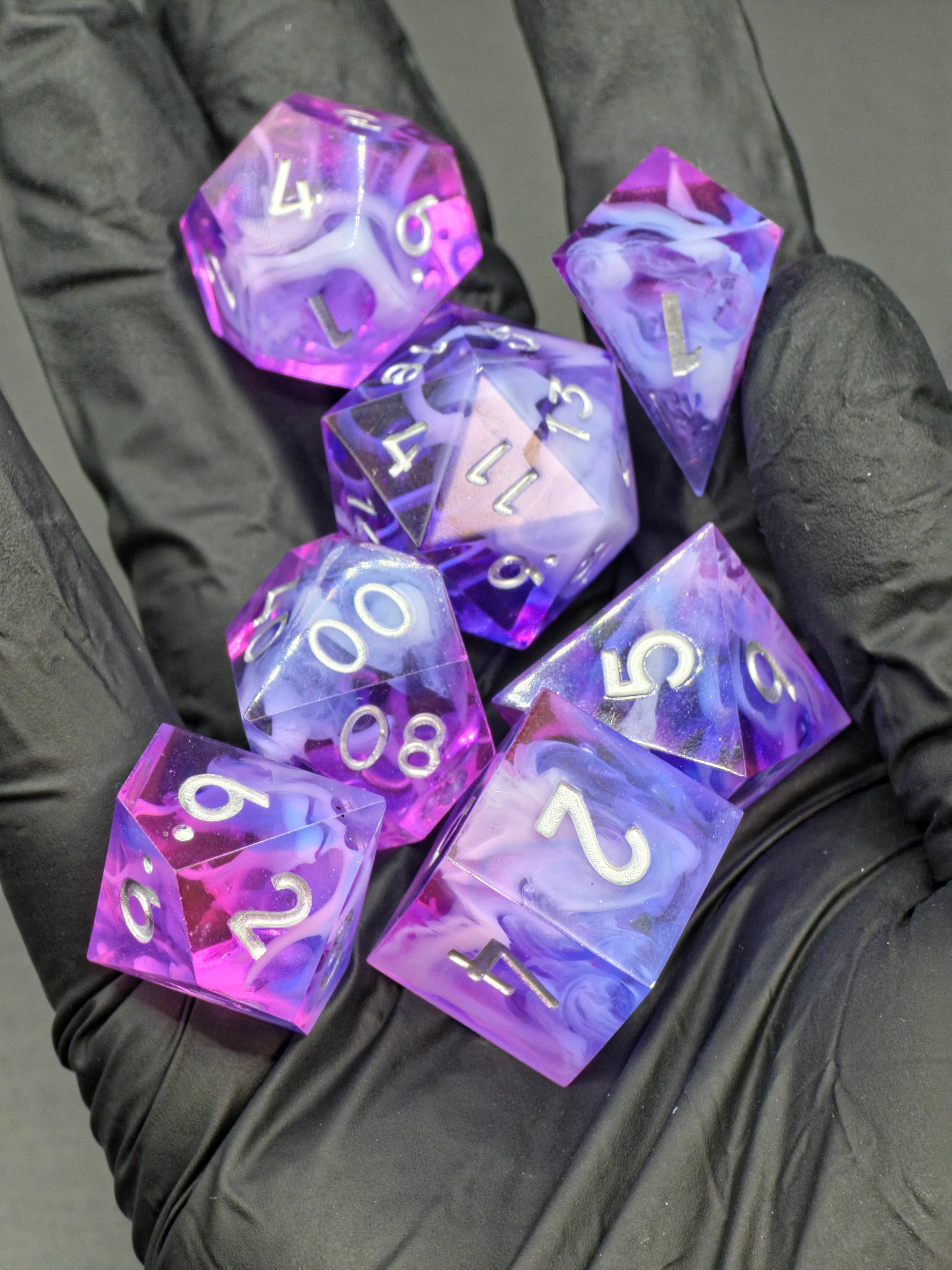 Detail des „Violet Cloud Nebula“ Würfels – feiner lila-pinker Nebel im transparenten Resin.  
Detail of the “Violet Cloud Nebula” die – fine pink-purple cloud suspended in clear resin.