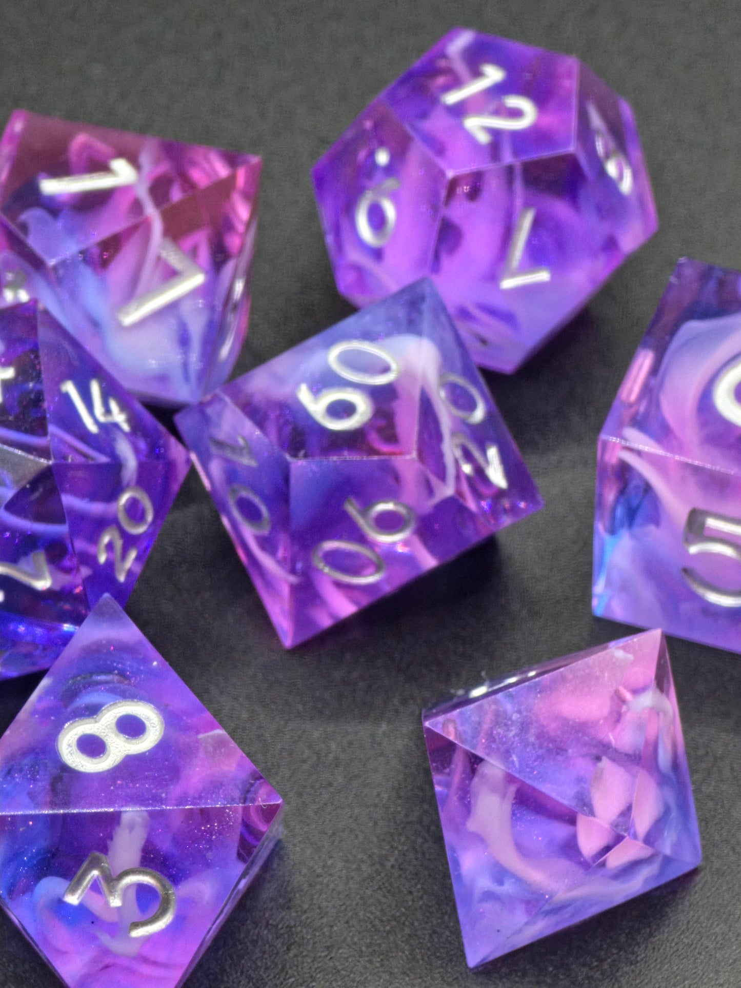 „Violet Cloud Nebula“ DnD Würfelset – rosa-lila Farbverlauf mit weichem Nebeleffekt.  
“Violet Cloud Nebula” DnD dice set – pink-purple gradient with soft cloud effect.