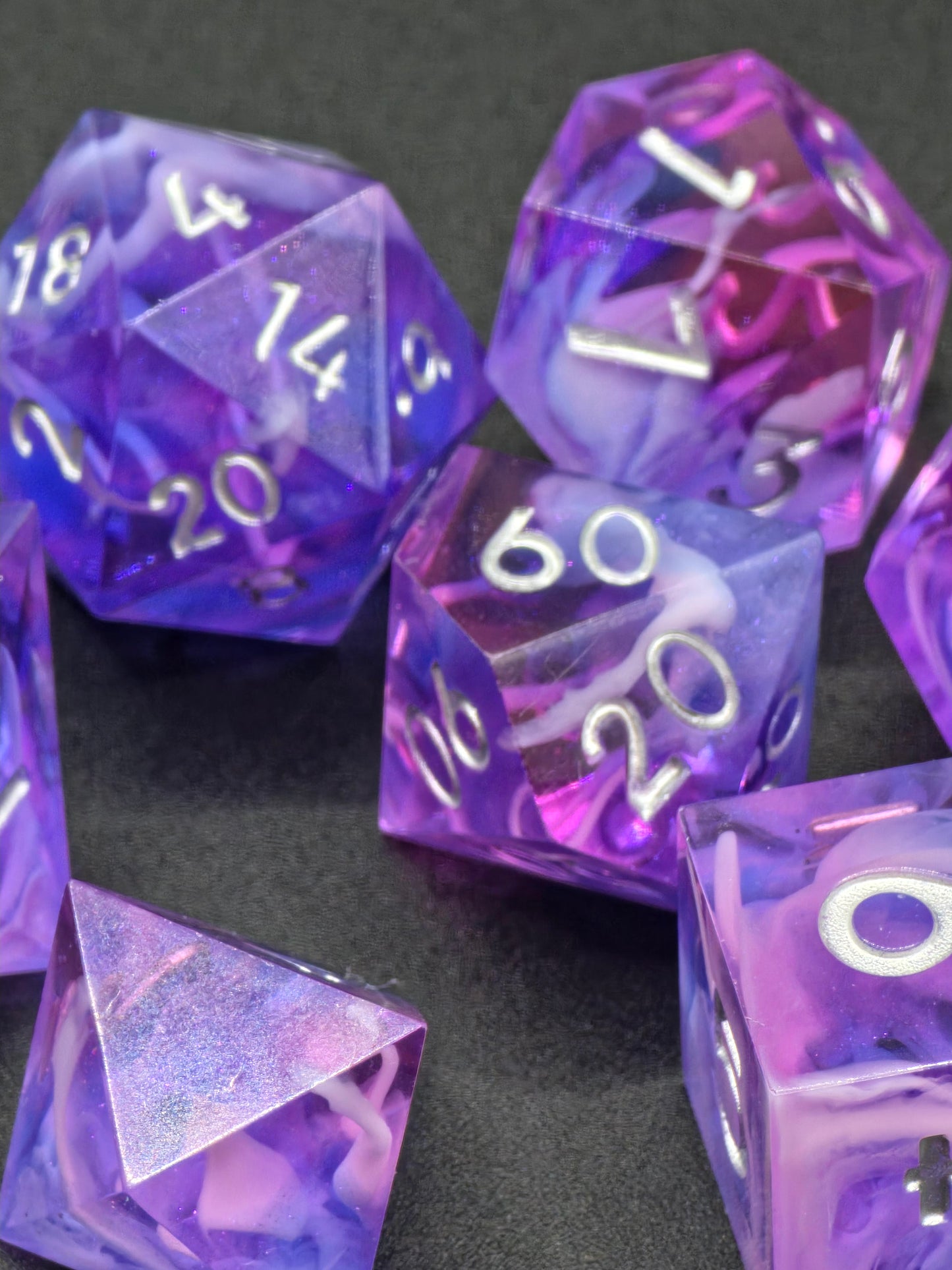 „Violet Cloud Nebula“ DnD Würfelset – rosa-lila Resinwürfel mit intensivem Cloud-Effekt.  
“Violet Cloud Nebula” DnD dice set – pink-purple resin dice with a strong cloud effect.