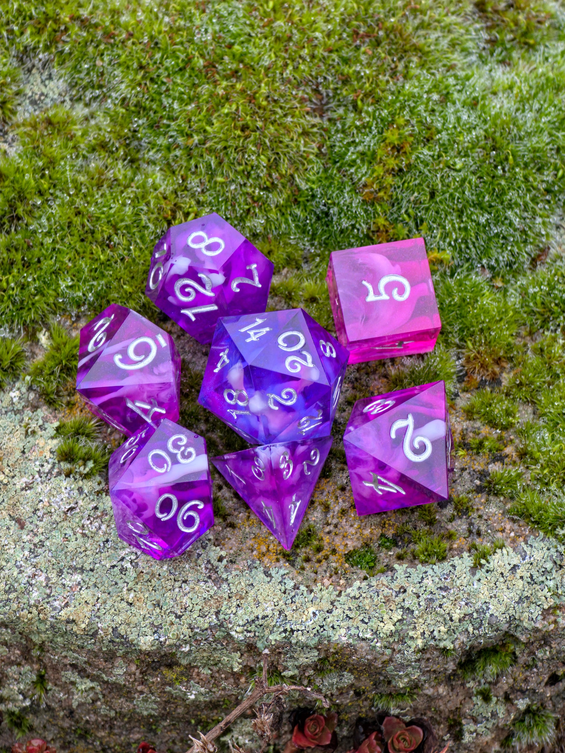 Violet Veil Würfelset im natürlichen Licht mit weichem Cloud- und Nebula-Effekt.  
Violet Veil dice set in natural light showing soft cloud and nebula effects.