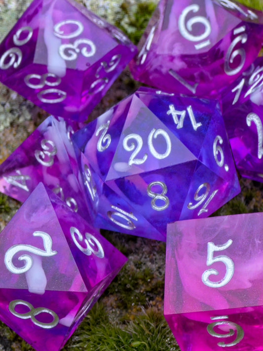 Violet Veil handgemachtes DnD Würfelset aus Resin mit violettem Nebula- und Cloud-Effekt.  
Violet Veil handmade DnD dice set made of resin with purple nebula and cloud effect.