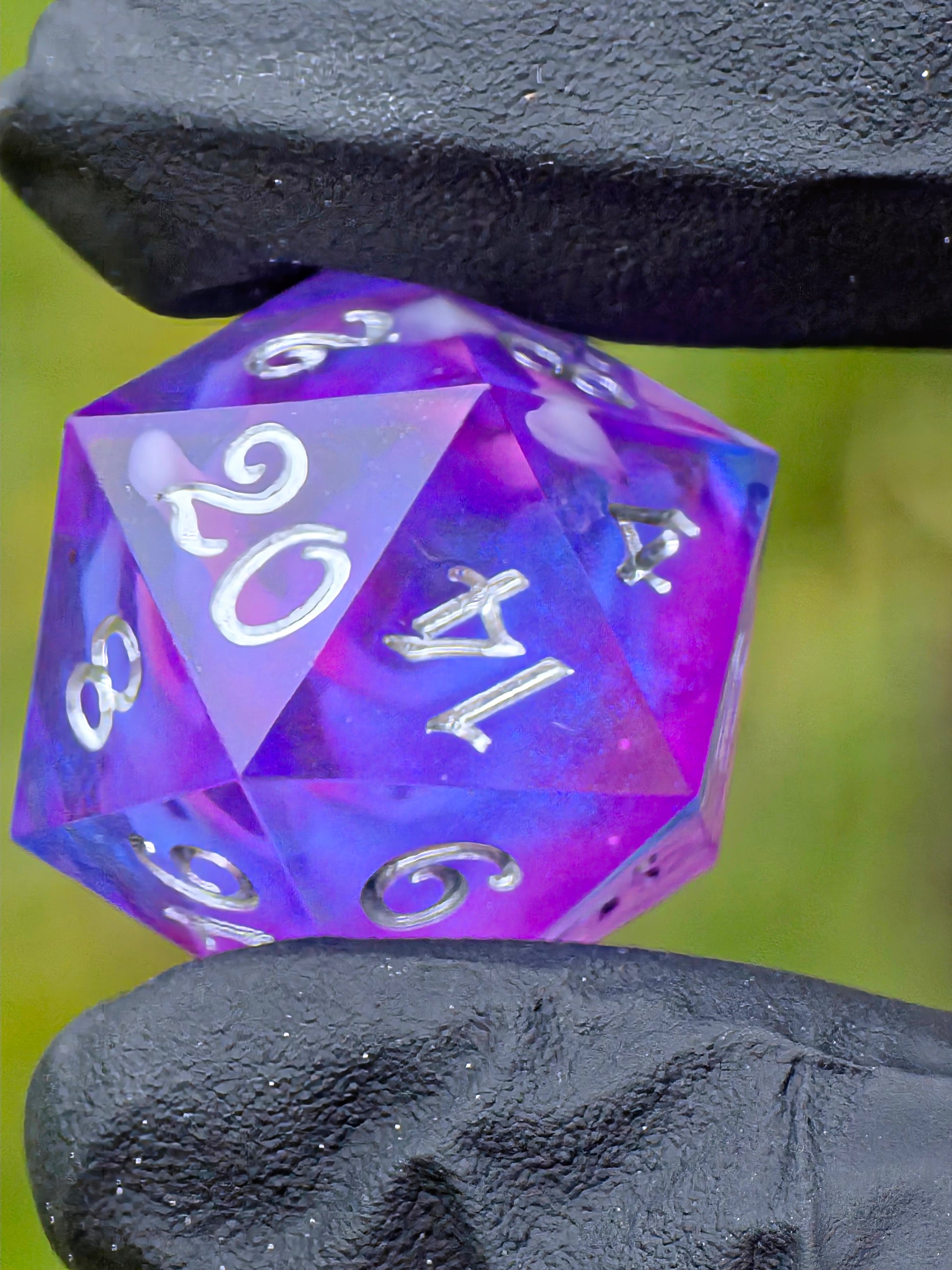 Detailansicht der weißen Zahlen und der violetten Resin-Strukturen im Violet Veil Würfelset.  
Close-up view of white numbers and purple resin structures in the Violet Veil dice set.