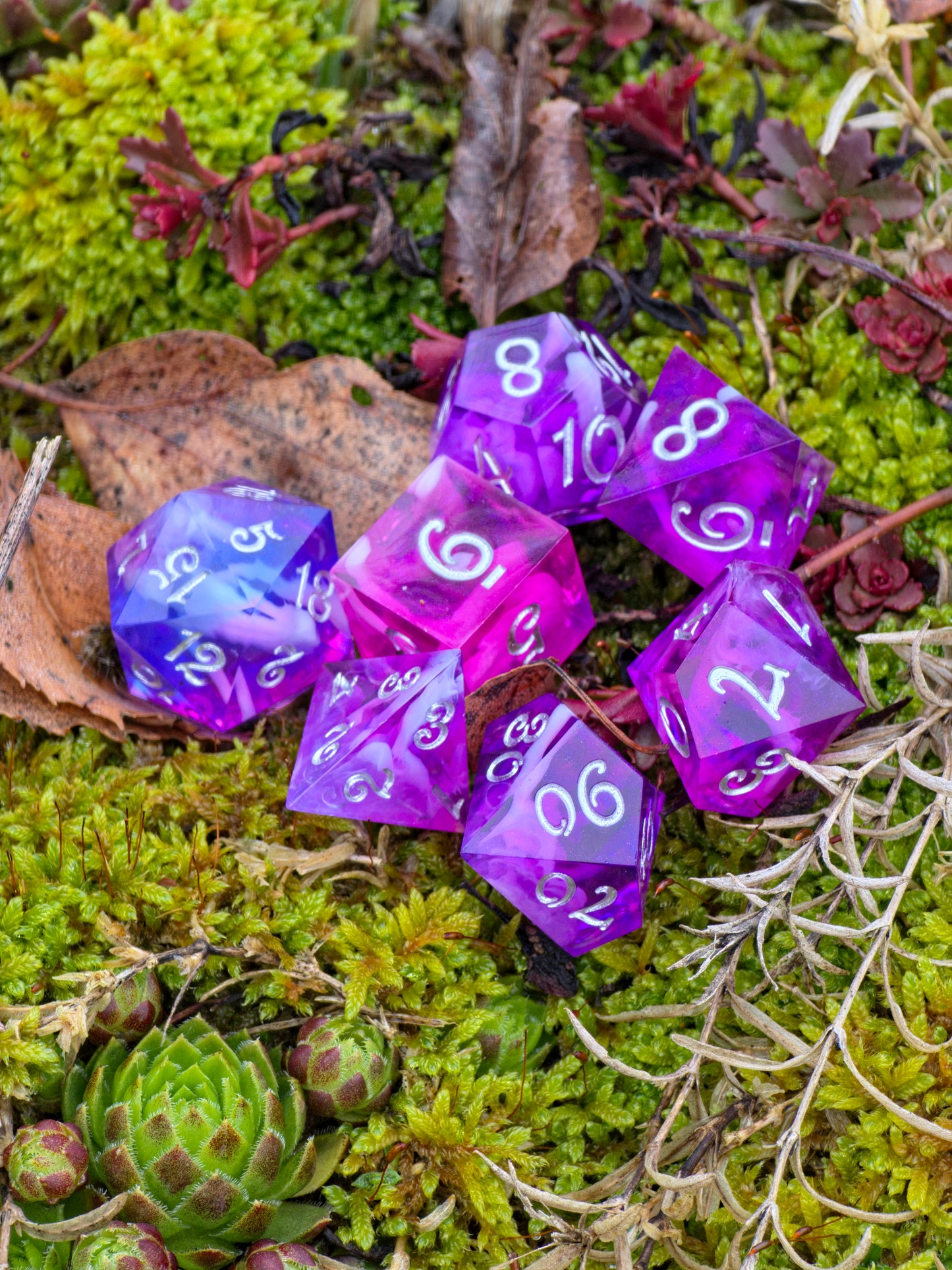 Violet Veil DnD Würfelset in Bewegung zur Darstellung von Tiefe und Lichtspiel.  
Violet Veil DnD dice set in motion highlighting depth and light reflections.