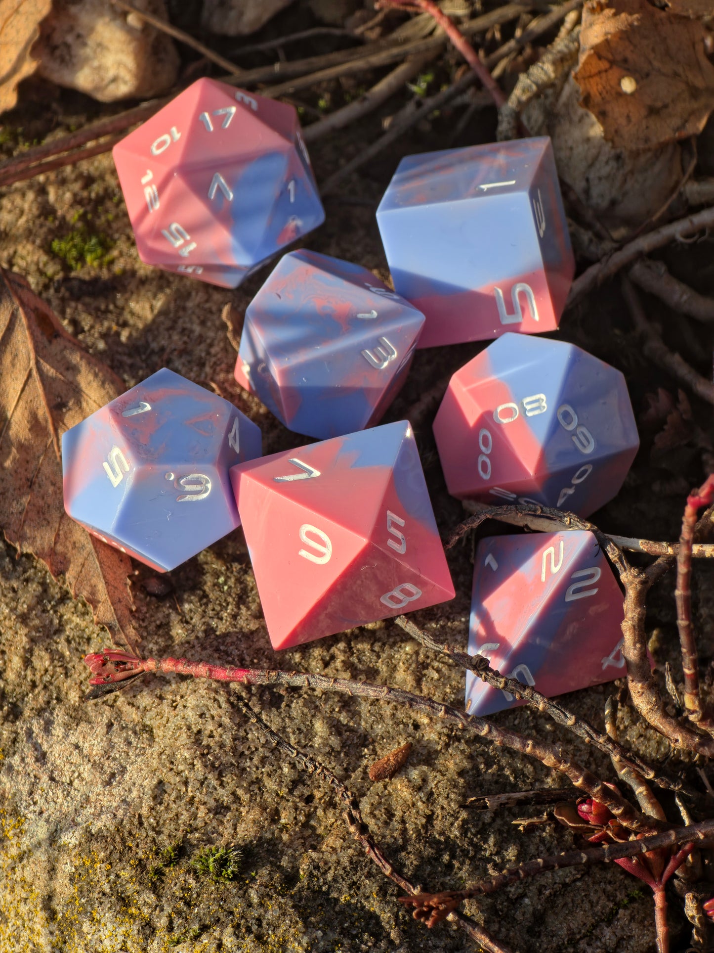 Übersicht des Zuckerwolken 7-teiligen polyedrischen Würfelsets für DnD und TTRPG.  
Overview of the Zuckerwolken 7-piece polyhedral dice set for DnD and TTRPG.