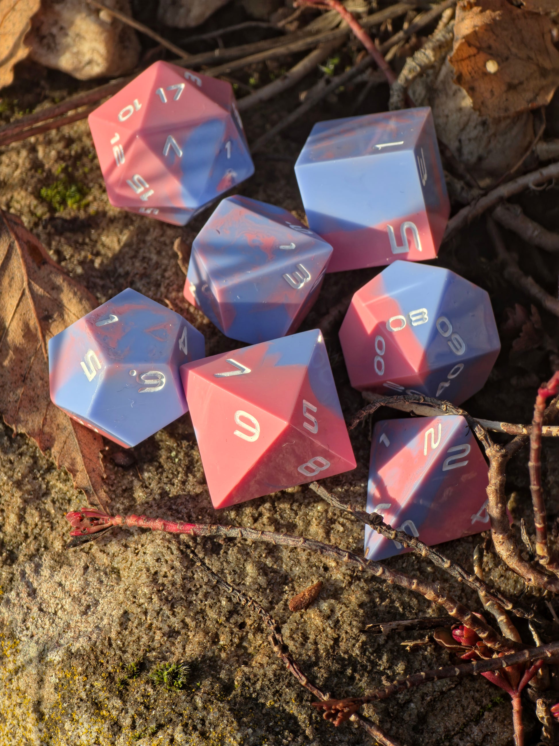 Übersicht des Zuckerwolken 7-teiligen polyedrischen Würfelsets für DnD und TTRPG.  
Overview of the Zuckerwolken 7-piece polyhedral dice set for DnD and TTRPG.