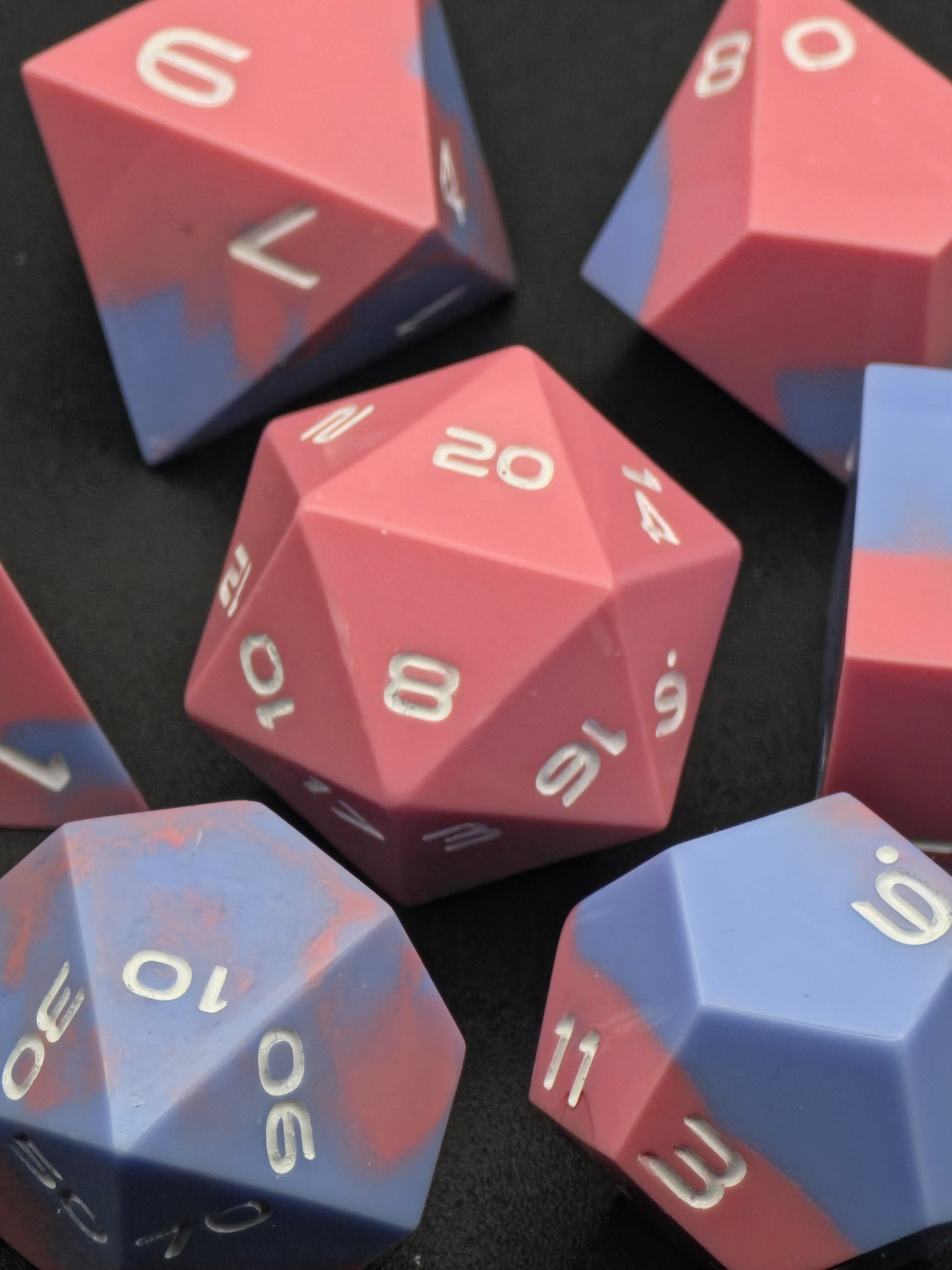 Zuckerwolken handgemachtes DnD Würfelset aus Resin in Pastellrosa und Hellblau, 7-teiliges Polyeder-Set.  
Zuckerwolken handmade DnD dice set made of resin in pastel pink and light blue, 7-piece polyhedral set.