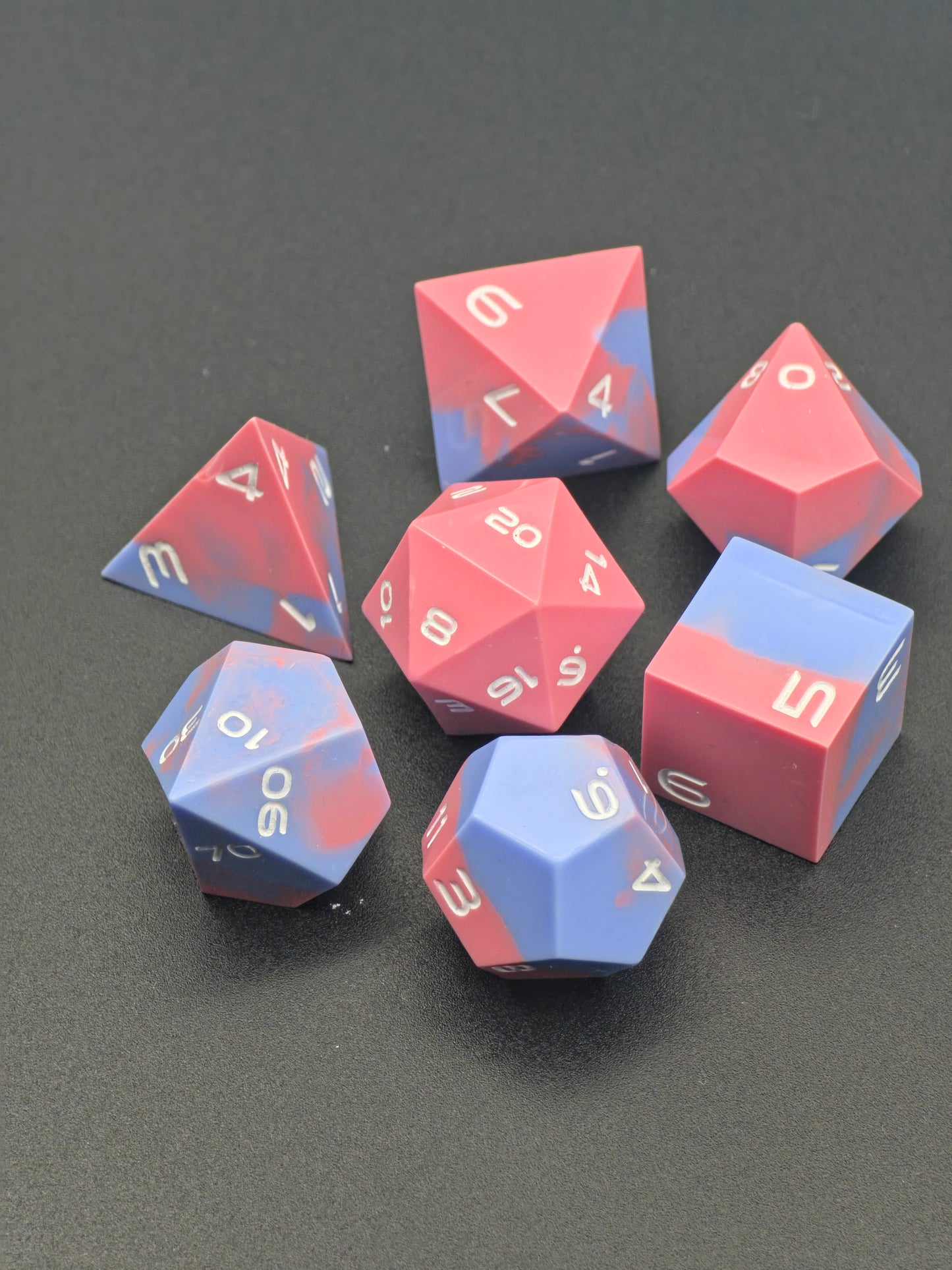 Detailansicht der pastellfarbenen Flächen und Zahlen des Zuckerwolken Würfelsets.  
Close-up view of the pastel-colored surfaces and numbers of the Zuckerwolken dice set.
