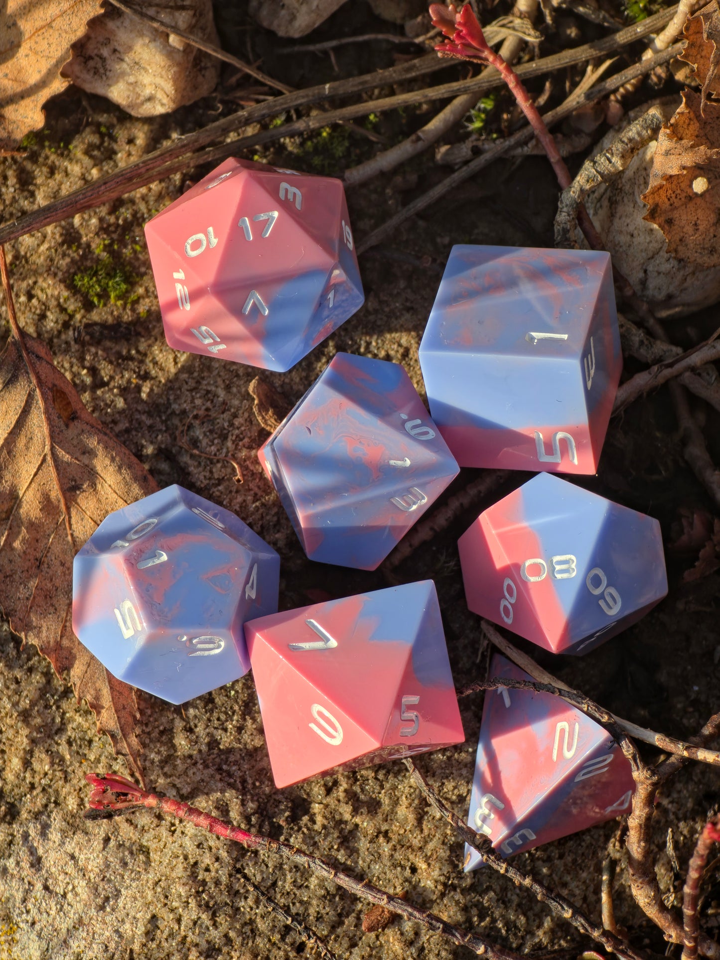 Zuckerwolken Würfelset im natürlichen Licht mit weichen Pastellfarben und matter Optik.  
Zuckerwolken dice set in natural light showing soft pastel colors and a matte finish.