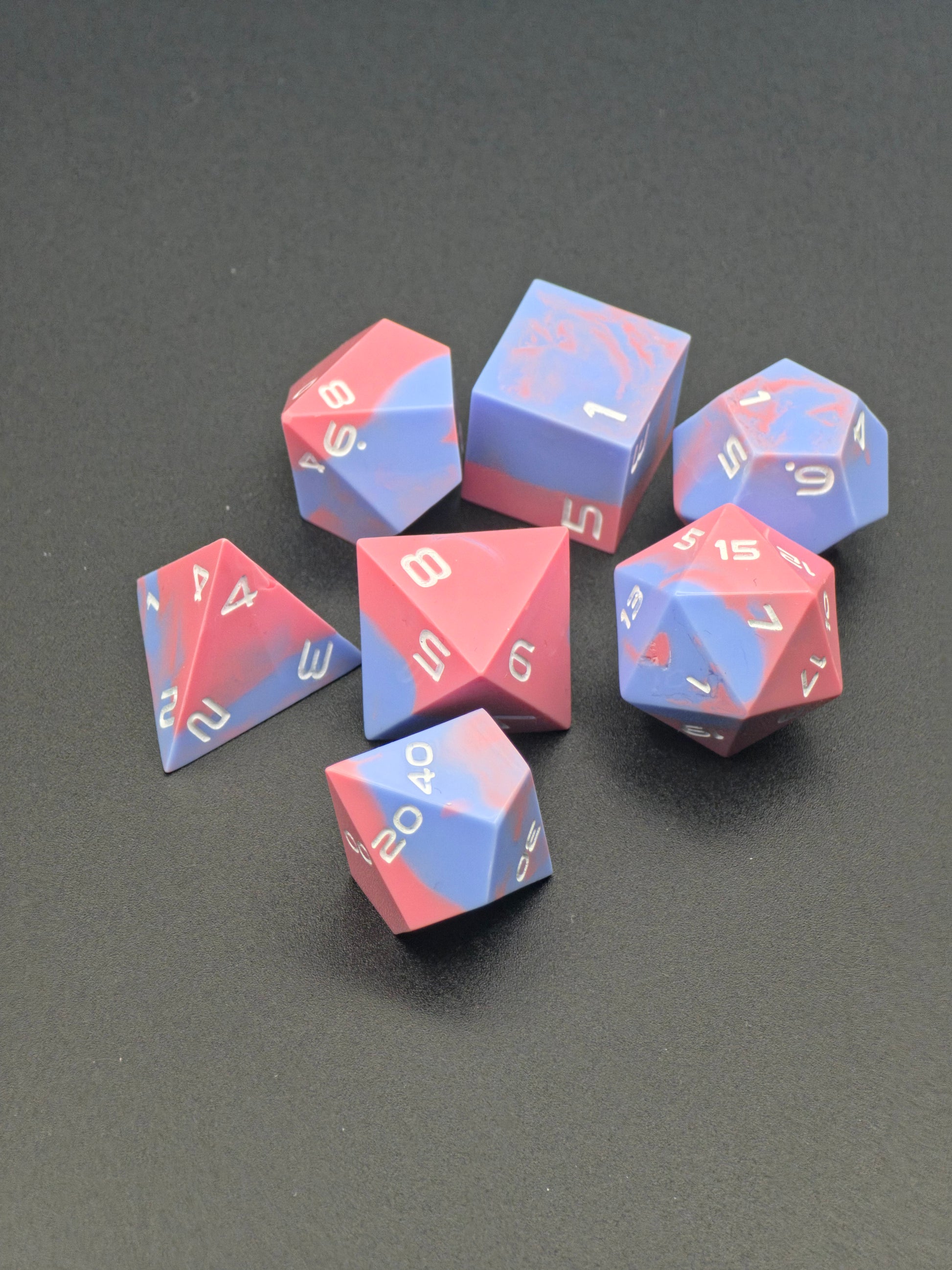 Zuckerwolken Würfelset in Bewegung zur Darstellung der Farbverläufe und Oberflächenstruktur.  
Zuckerwolken dice set in motion showing color gradients and surface texture.