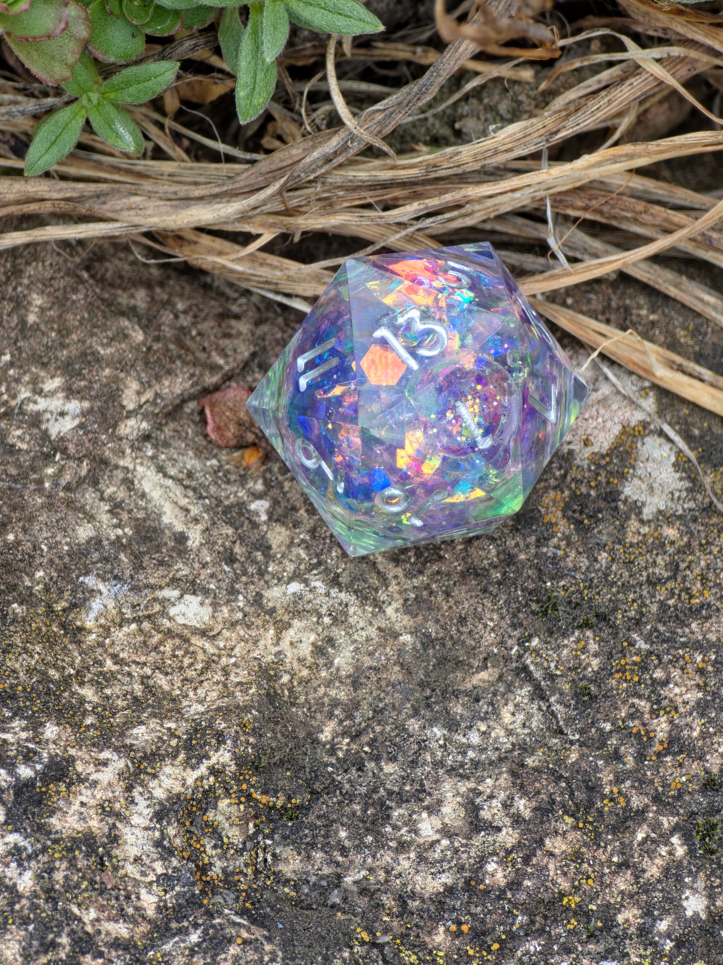 Detailaufnahme des „Acid Zitrone“ D20 – zeigt den flüssigen Kern mit opalisierenden Reflexen und leuchtendem Zentrum.  
Close-up of the “Acid Lemon” D20 – showing the liquid core with opalescent reflections and glowing center.