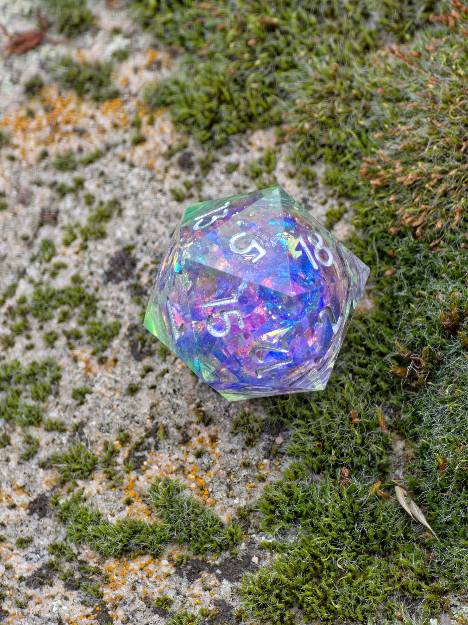 „Acid Zitrone“ in der Hand – flüssiger Kern bewegt sich bei jeder Bewegung, faszinierend und lebendig.  
“Acid Lemon” held in hand – liquid core moves with every tilt, mesmerizing and alive.