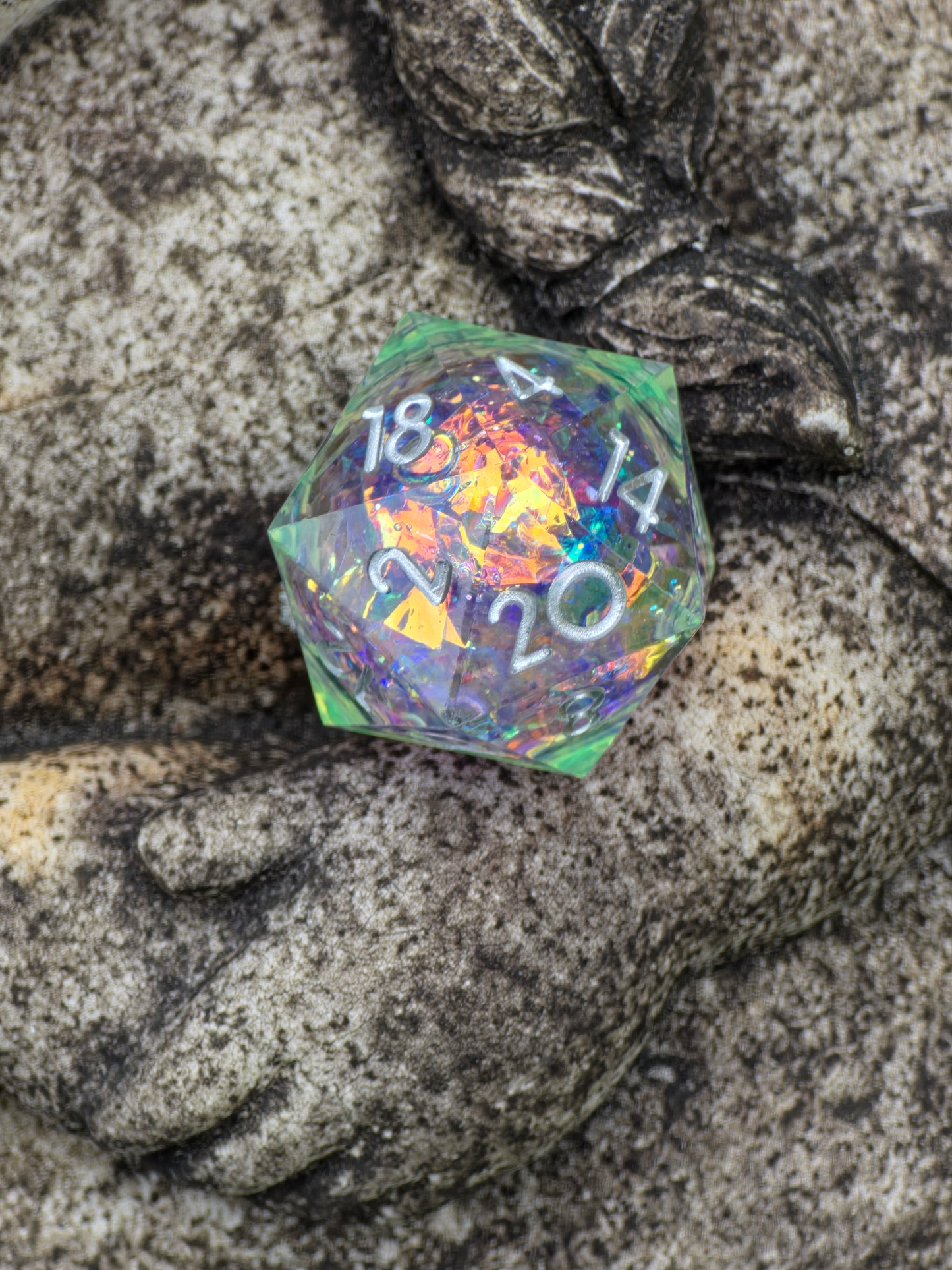 Handgemachter Liquid Core D20 „Acid Zitrone“ – transparenter Resinwürfel mit schimmerndem flüssigen Kern und Zitronenlicht.  
Handmade Liquid Core D20 “Acid Lemon” – transparent resin die with shimmering liquid core and lemon glow.