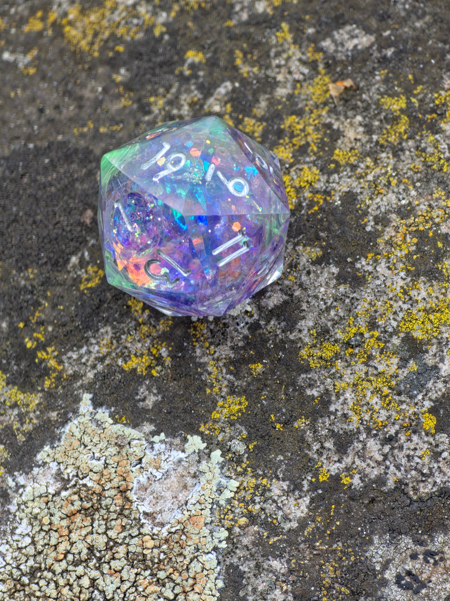 „Acid Zitrone“ D20 auf Naturhintergrund – das Licht tanzt auf der Oberfläche wie flüssige Energie.  
“Acid Lemon” D20 on natural background – light dancing on the surface like liquid energy.