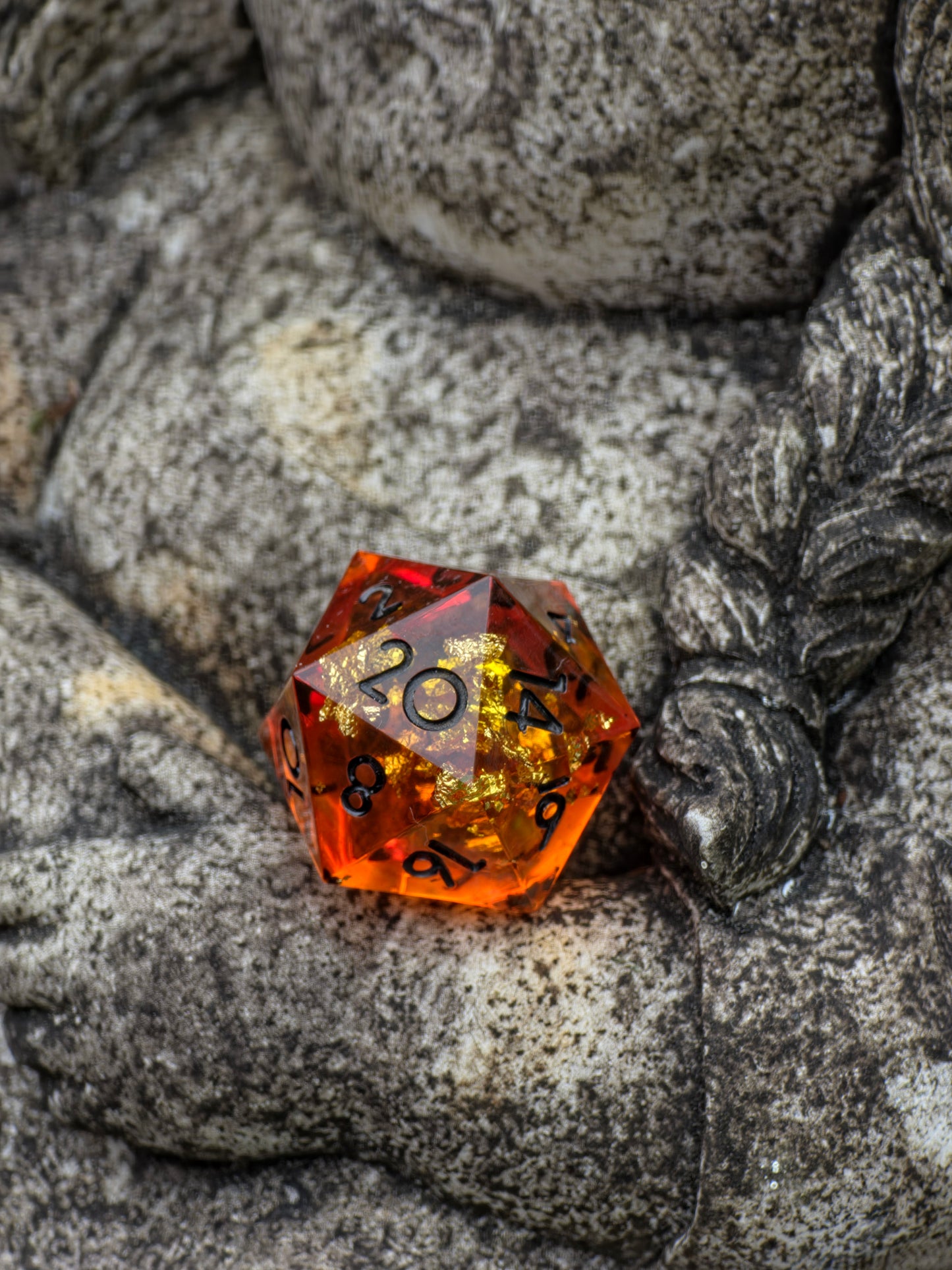„Amber Bernstein“ in der Hand – leuchtende Goldreflexe und glasklare Struktur.  
“Amber Bernstein” held in hand – glowing gold reflections and crystal-clear structure.