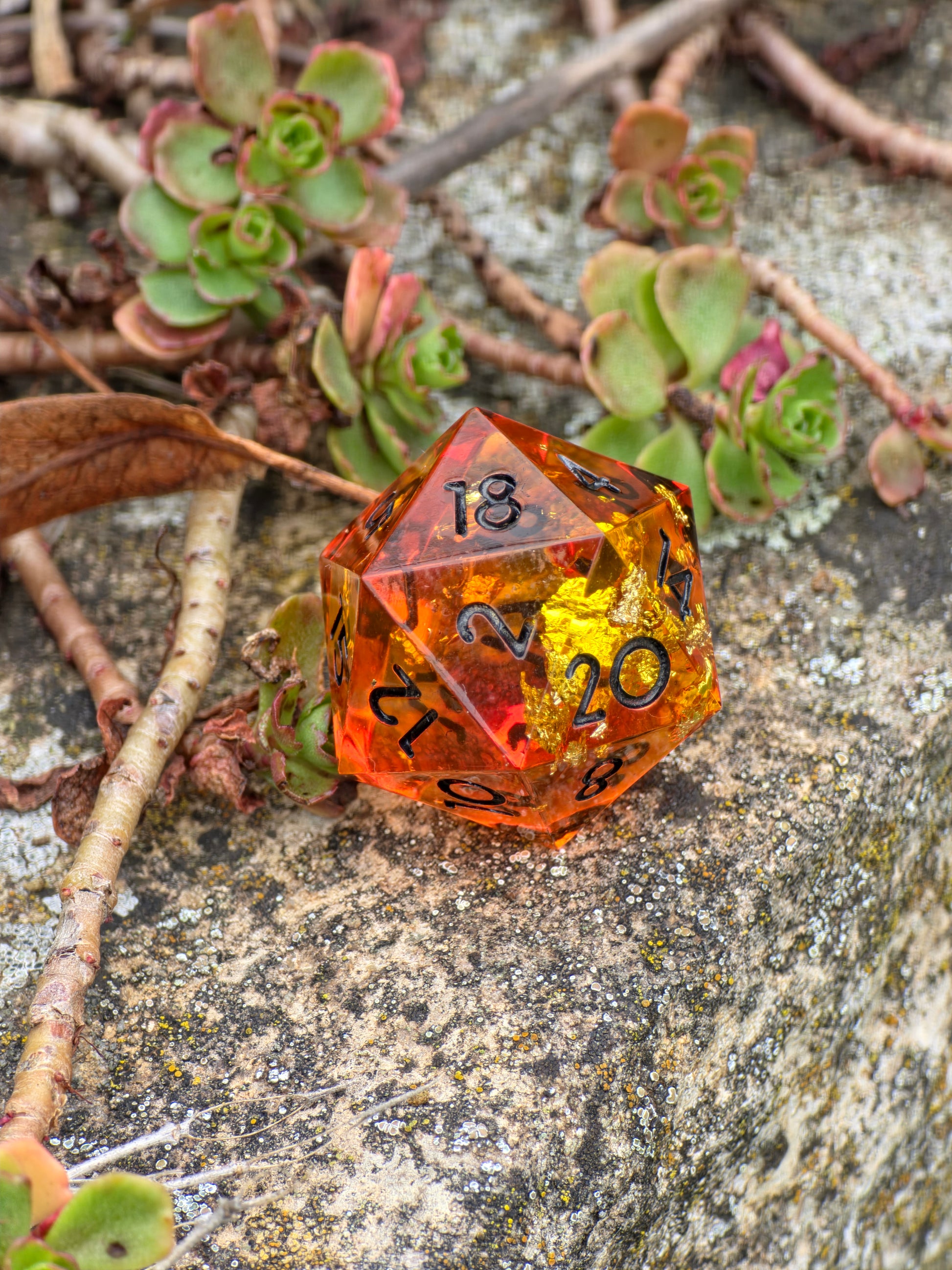 Studioaufnahme des „Amber Bernstein“ – perfekt polierte Flächen und tiefe bernsteinfarbene Töne.  
Studio shot of “Amber Bernstein” – perfectly polished surfaces and deep amber tones.