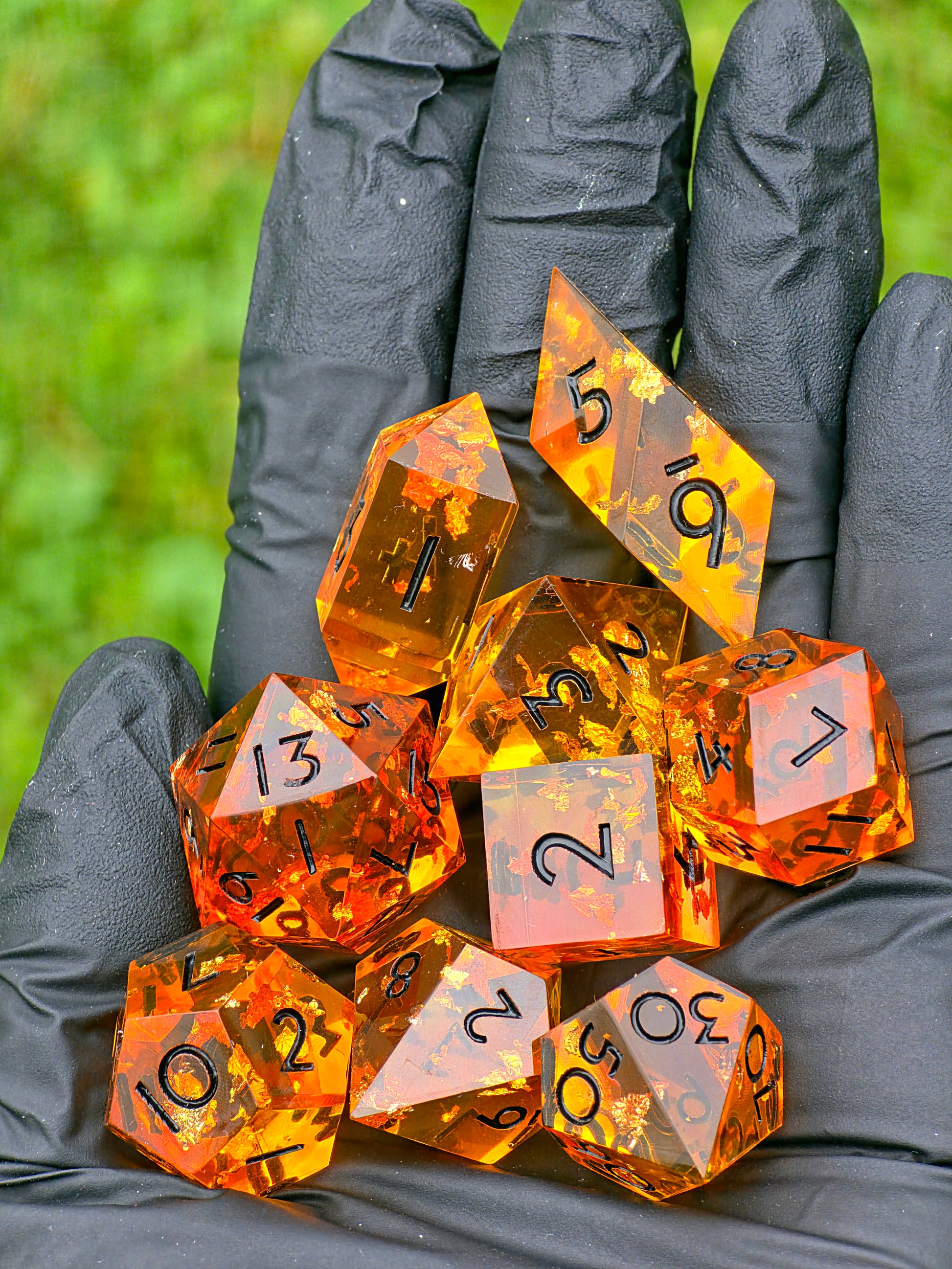 Perspektivaufnahme des „Amber Bernstein“ – betont Tiefe, Lichteffekte und schimmernde Harzschichten.  
Perspective view of the “Amber Bernstein” – emphasizing depth, light effects and shimmering resin layers.