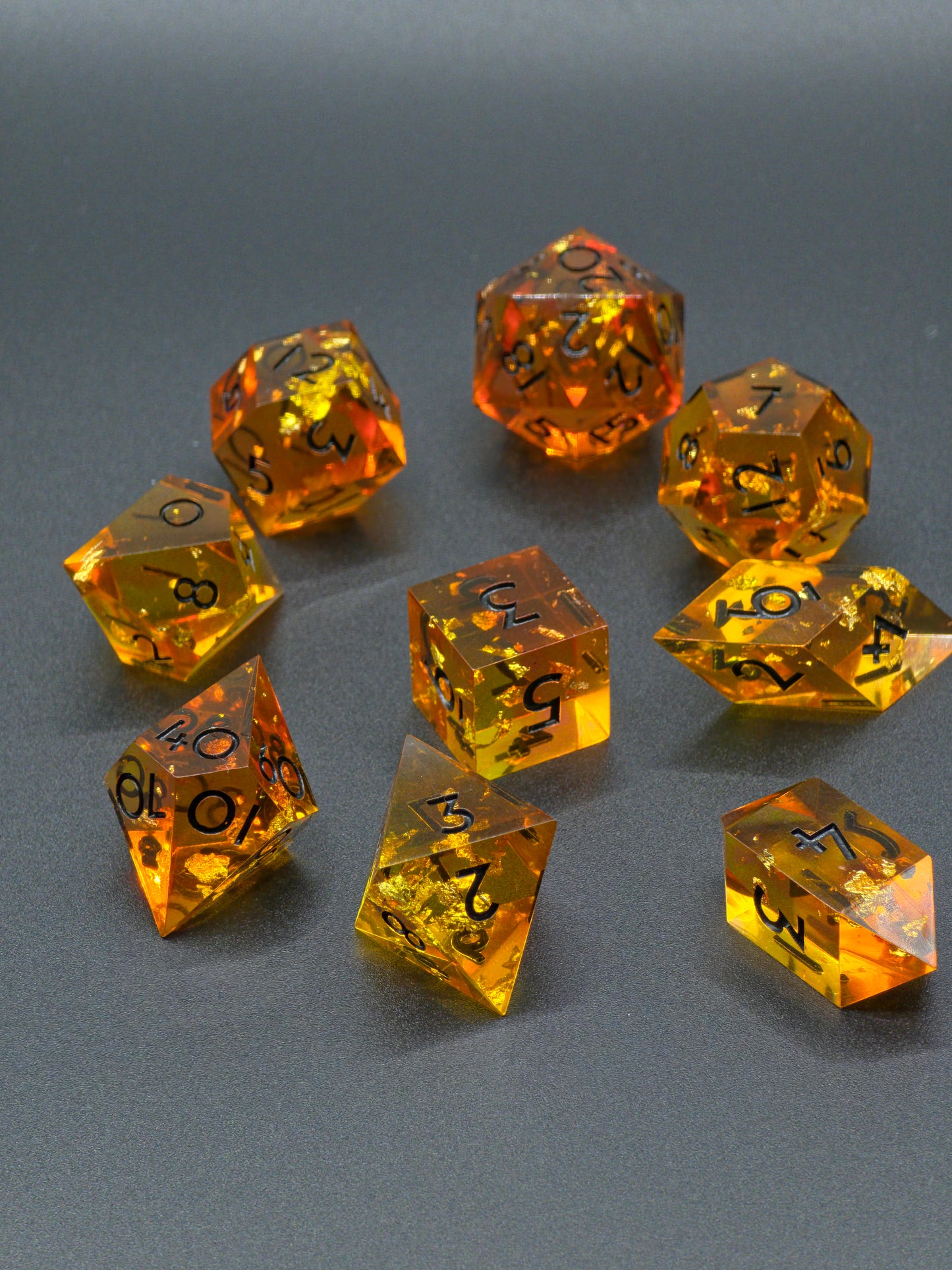 Studioaufnahme des „Amber Bernstein“ – präzise Gravuren, kristallklare Struktur und feine bernsteinfarbene Nuancen.  
Studio shot of the “Amber Bernstein” – precise engravings, crystal-clear structure and fine amber tones.