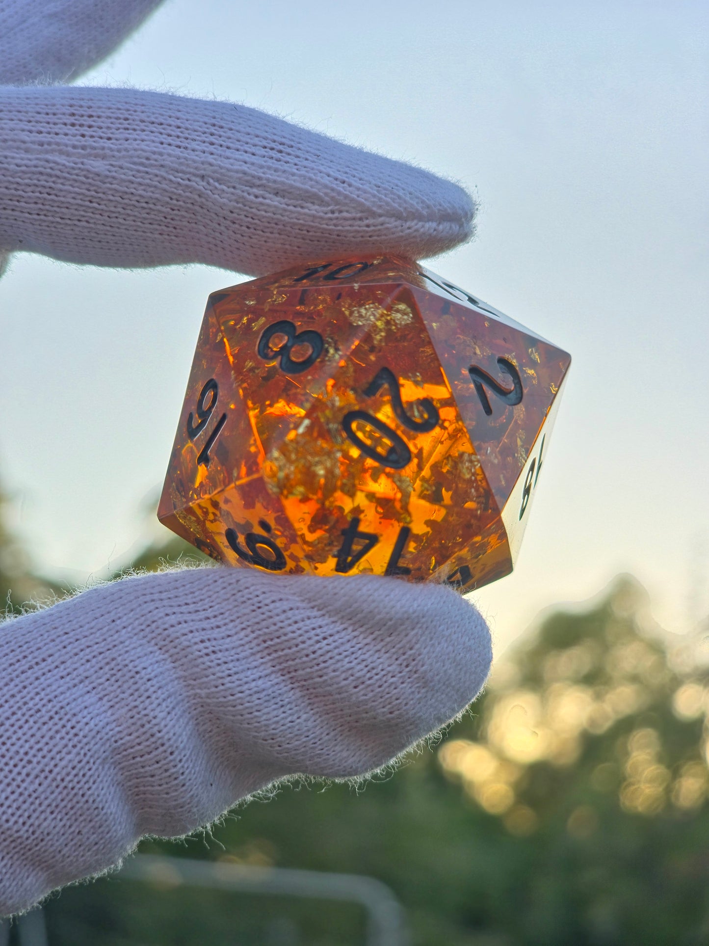 Detailaufnahme des „Amber Chonk“ – zeigt natürliche Harzstruktur, goldene Partikel und Tiefe des Farbtons.  
Close-up of “Amber Chonk” – showing natural resin texture, golden particles and deep warm tone.