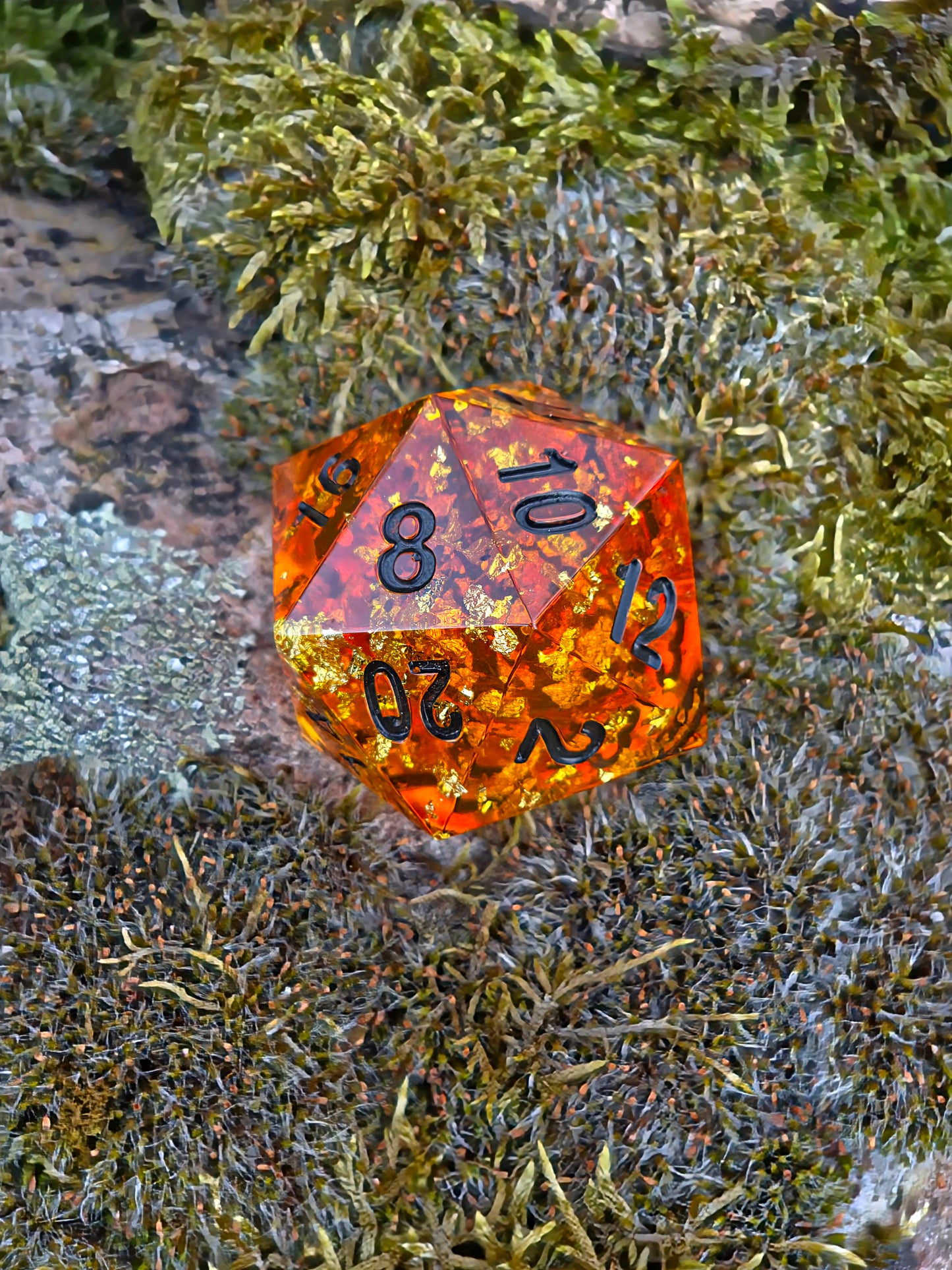 Studioaufnahme des großen „Amber Chonk“ D20 – klare Gravuren und glatte polierte Flächen.  
Studio shot of the large “Amber Chonk” D20 – clear engravings and smooth polished surfaces.