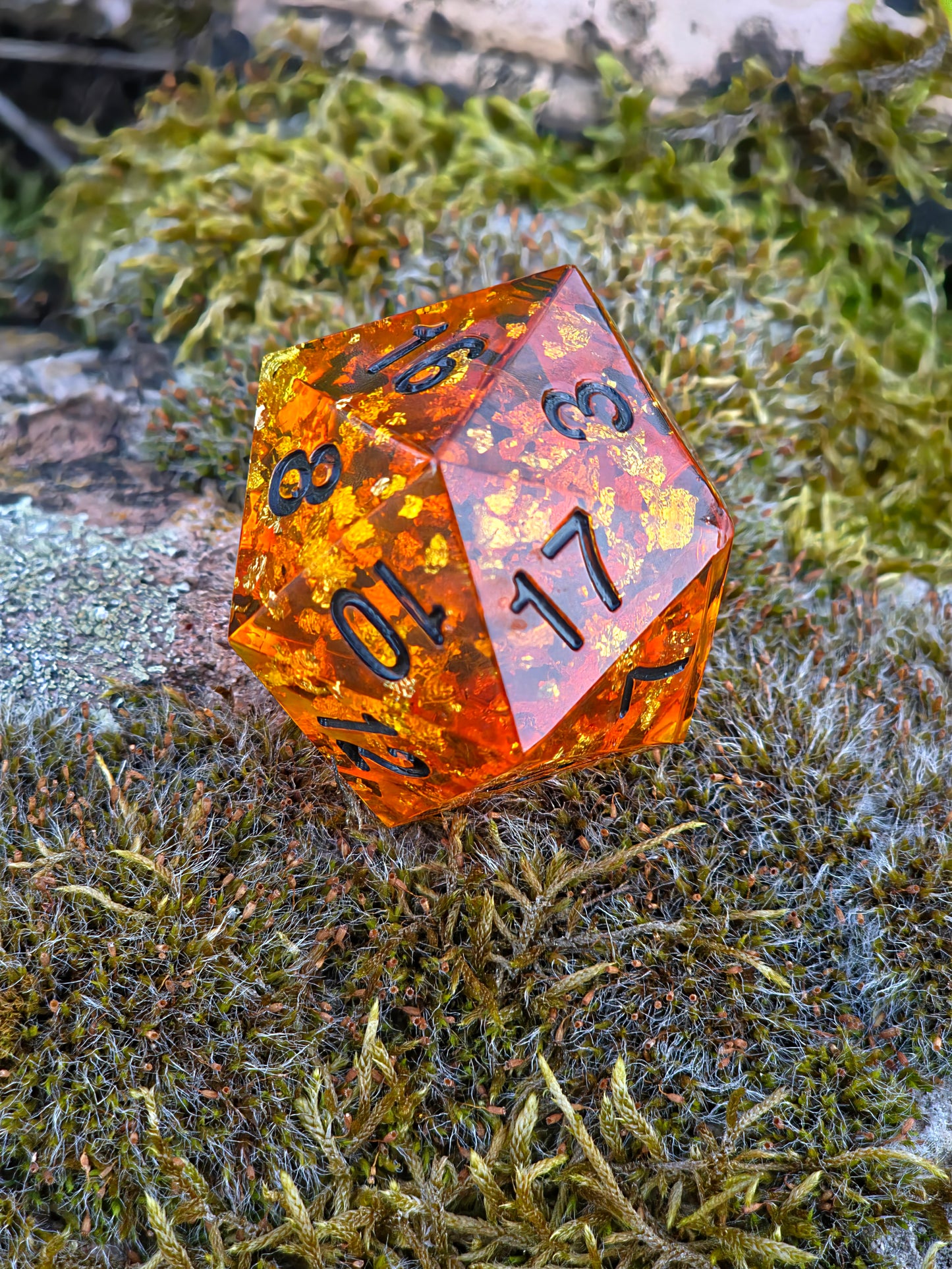 „Amber Chonk“ im Sonnenlicht – bernsteinfarbene Transparenz mit funkelnden Lichtreflexen.  
“Amber Chonk” under sunlight – amber transparency with sparkling light reflections.