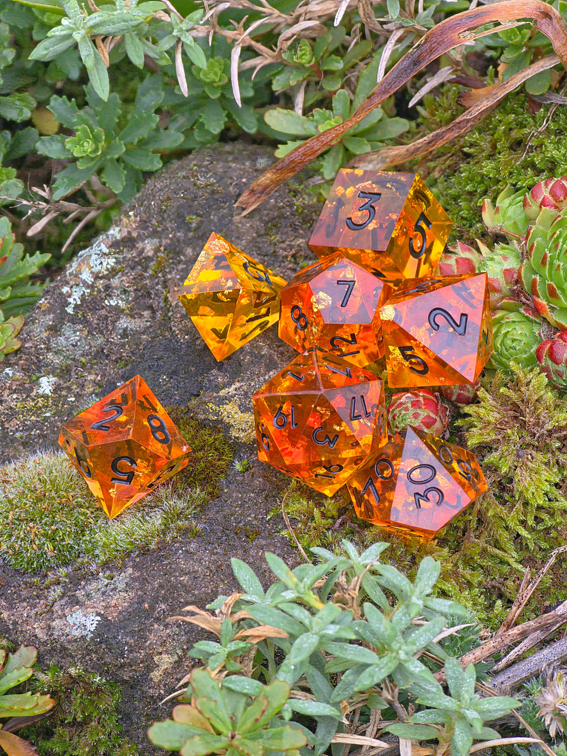 Detailaufnahme des „Amber Essence“ – bernsteinartige Tiefe mit goldenen Schimmerpartikeln.  
Close-up of “Amber Essence” – amber-like depth with golden shimmer particles.