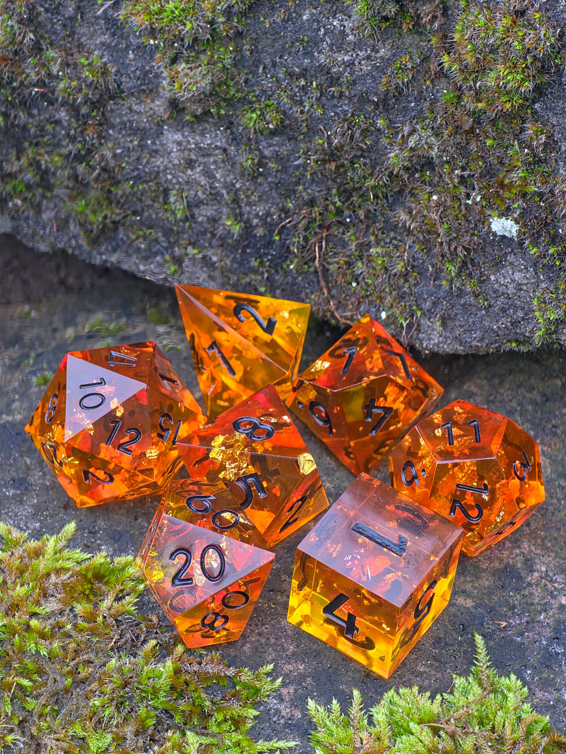 „Amber Essence“ in der Hand – leuchtende Würfel mit klaren Facetten und warmer Farbe.  
“Amber Essence” held in hand – glowing dice with clear facets and warm hue.