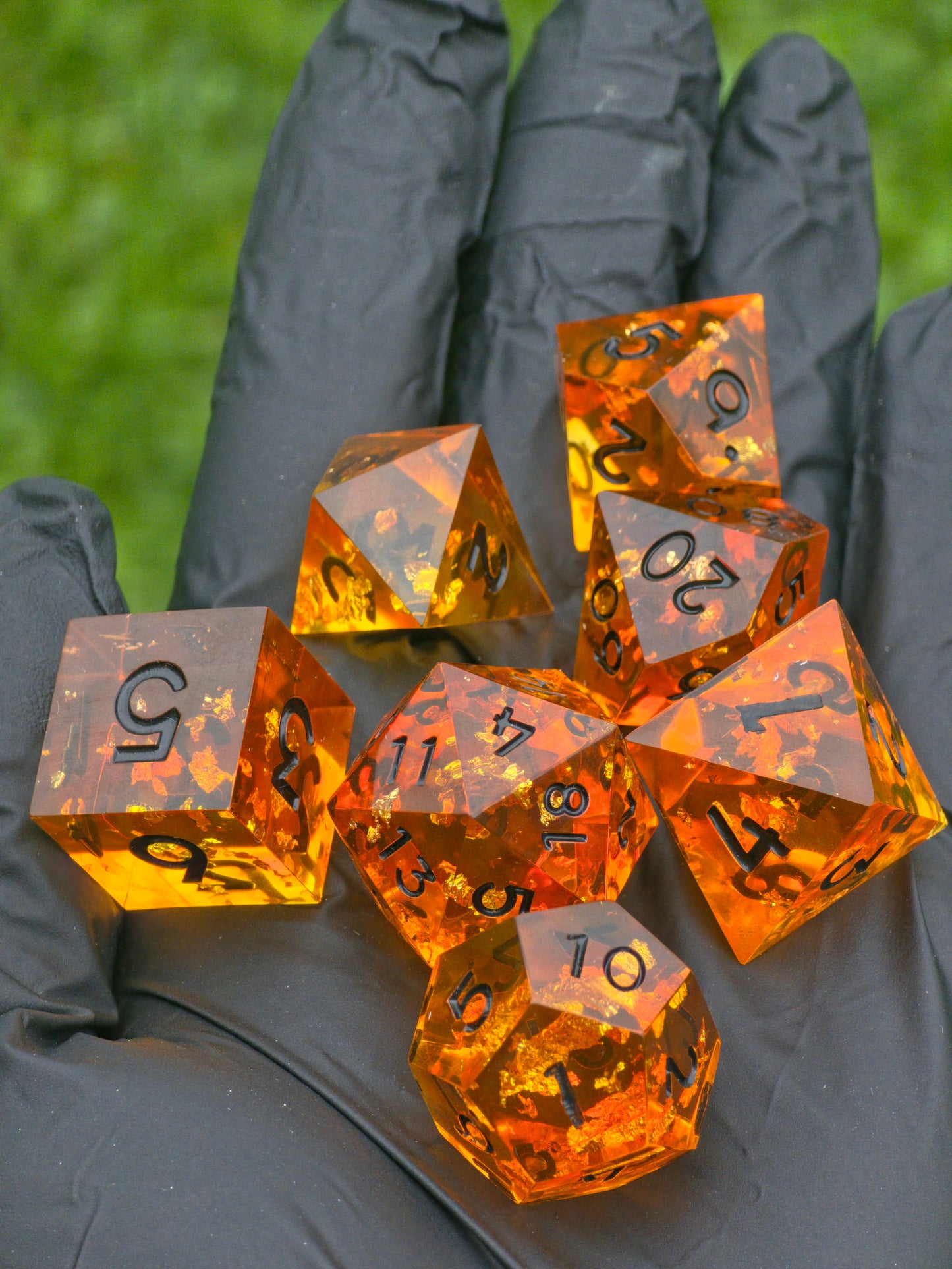 Handgemachtes DnD-Würfelset „Amber Essence“ – transparentes Harz in Gold und Orange.  
Handmade DnD dice set “Amber Essence” – transparent resin in gold and orange tones.
