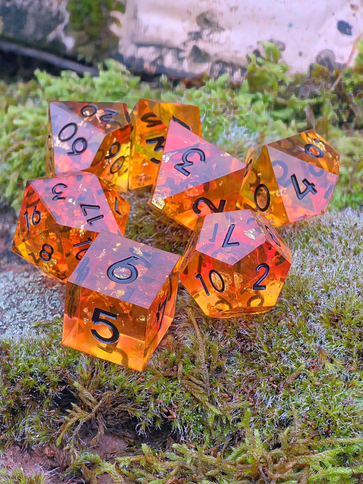 „Amber Essence“ im Sonnenlicht – bernsteinfarbenes Leuchten mit organischer Textur.  
“Amber Essence” in sunlight – amber glow with organic texture.