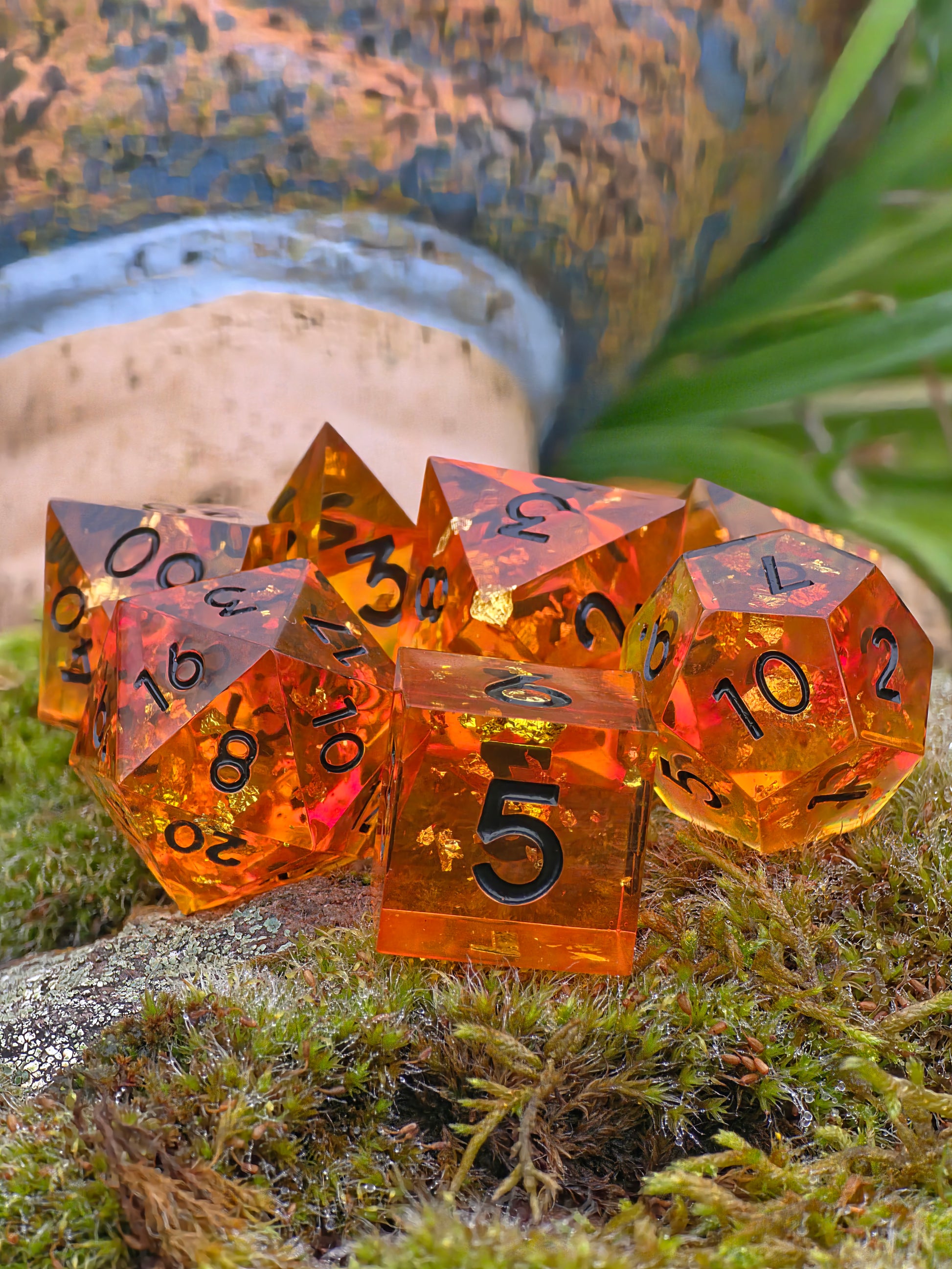 Studioaufnahme des „Amber Essence“ – perfekt polierte Flächen und goldene Gravuren.  
Studio shot of “Amber Essence” – perfectly polished surfaces and golden engravings.